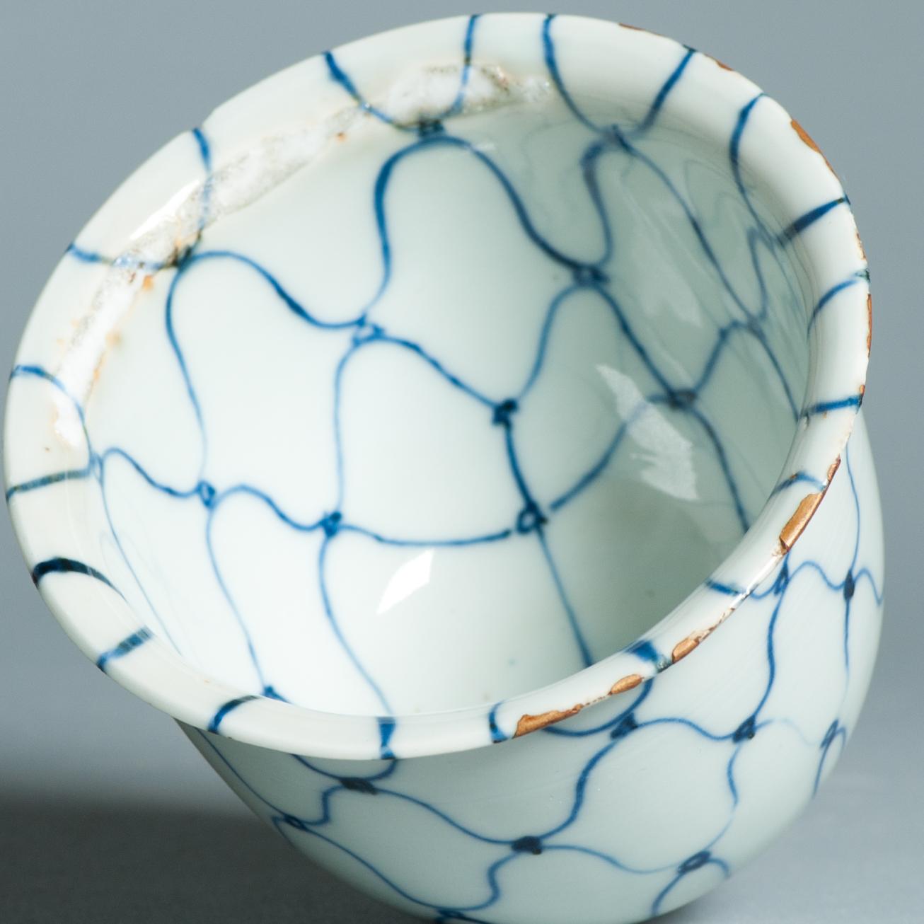 Comparto contigo este fantástico cuenco con un raro diseño de rejilla. Mark y Period Tianqi

Dinastía Ming, periodo Tianqi o Chongzhen (1621-1644)

Este tipo de cuenco solía fabricarse expresamente para la comida de la ceremonia japonesa del té, el
