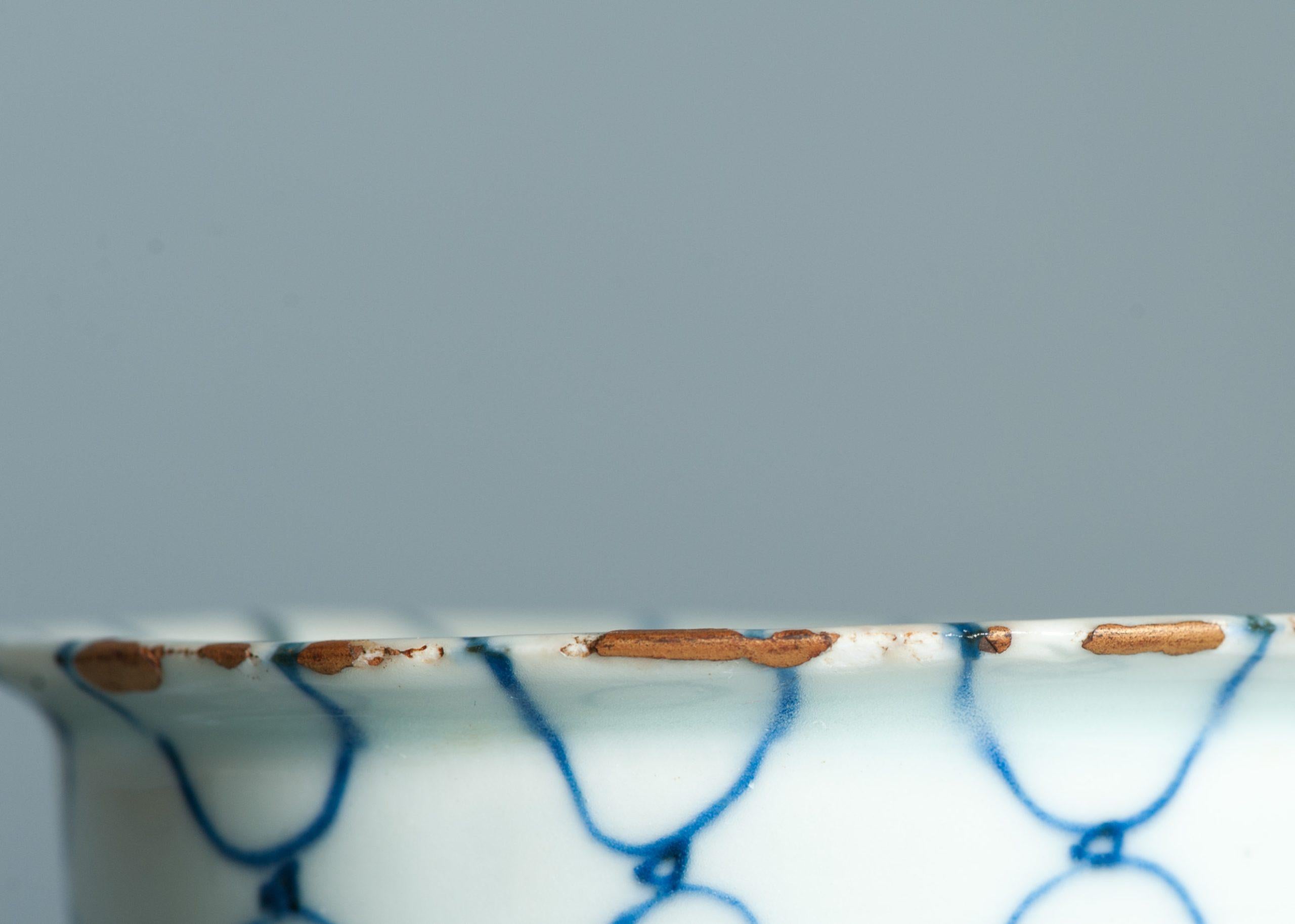 Muy bonita Marca Tianqi y Período 17c Porcelana China Ming Fishnet Kosometsuke en venta 15