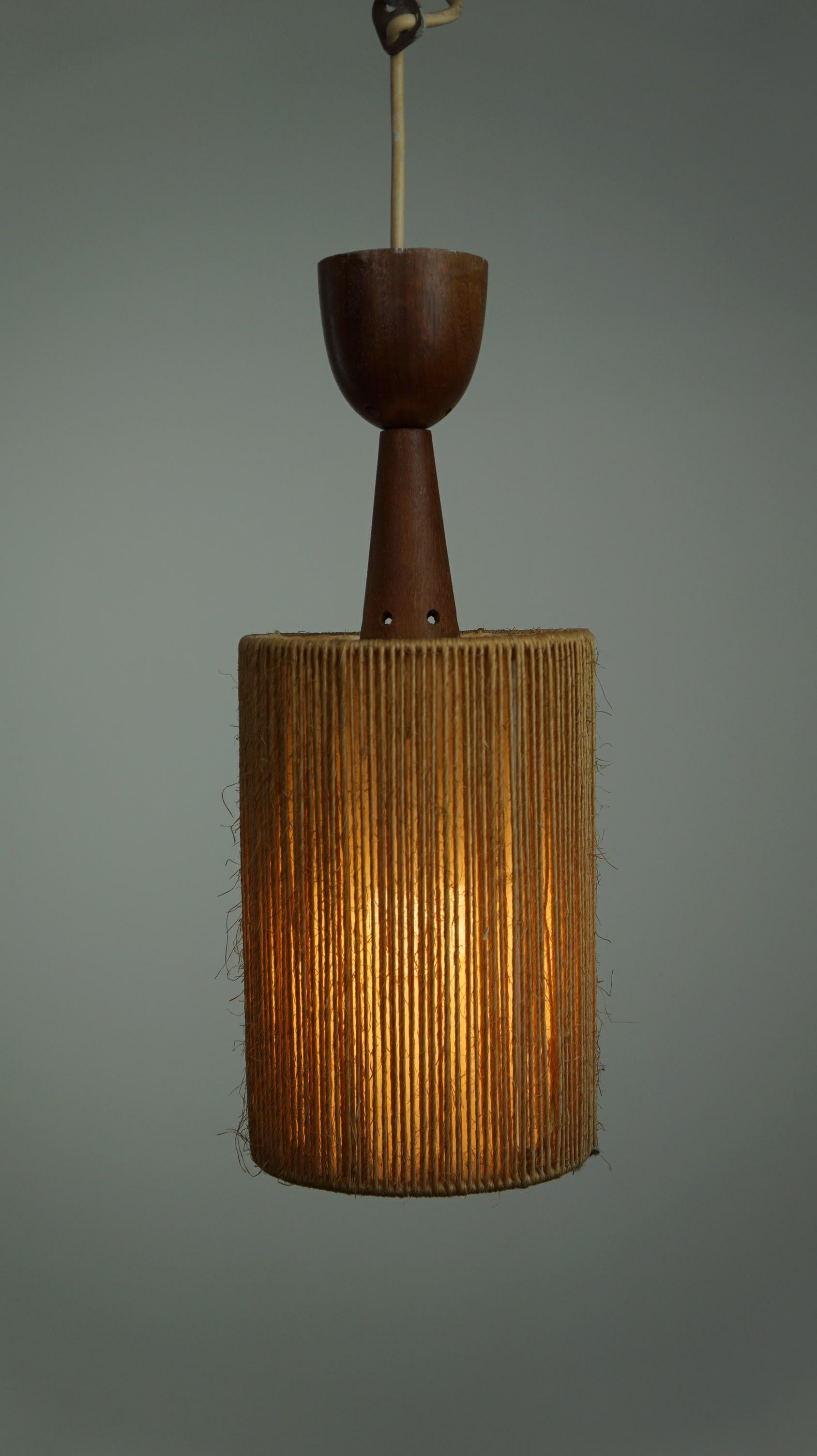 This beautiful vintage jute design pendant lamp provides a lovely atmospheric light and fits perfectly in both modern and classic interiors. It will bring both light and coziness to your space. This lamp features E27 fittings (light bulb not