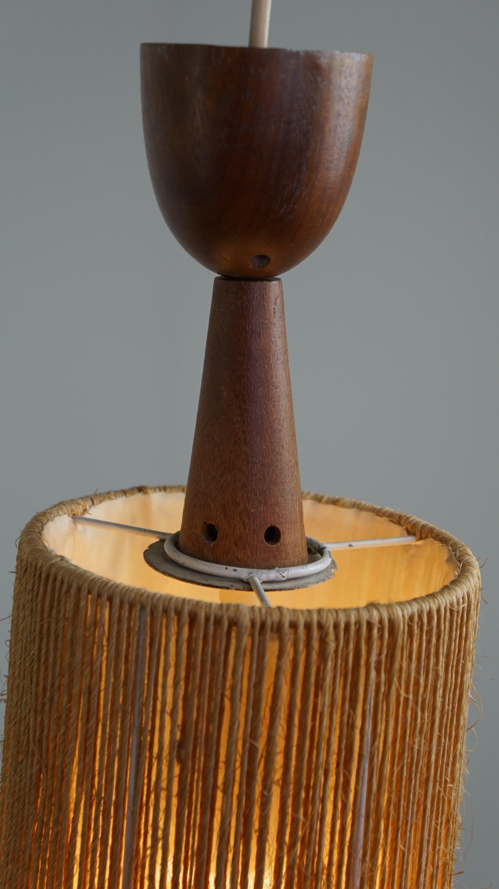 20th Century Very nice vintage jute design pendant lamp finished with wood