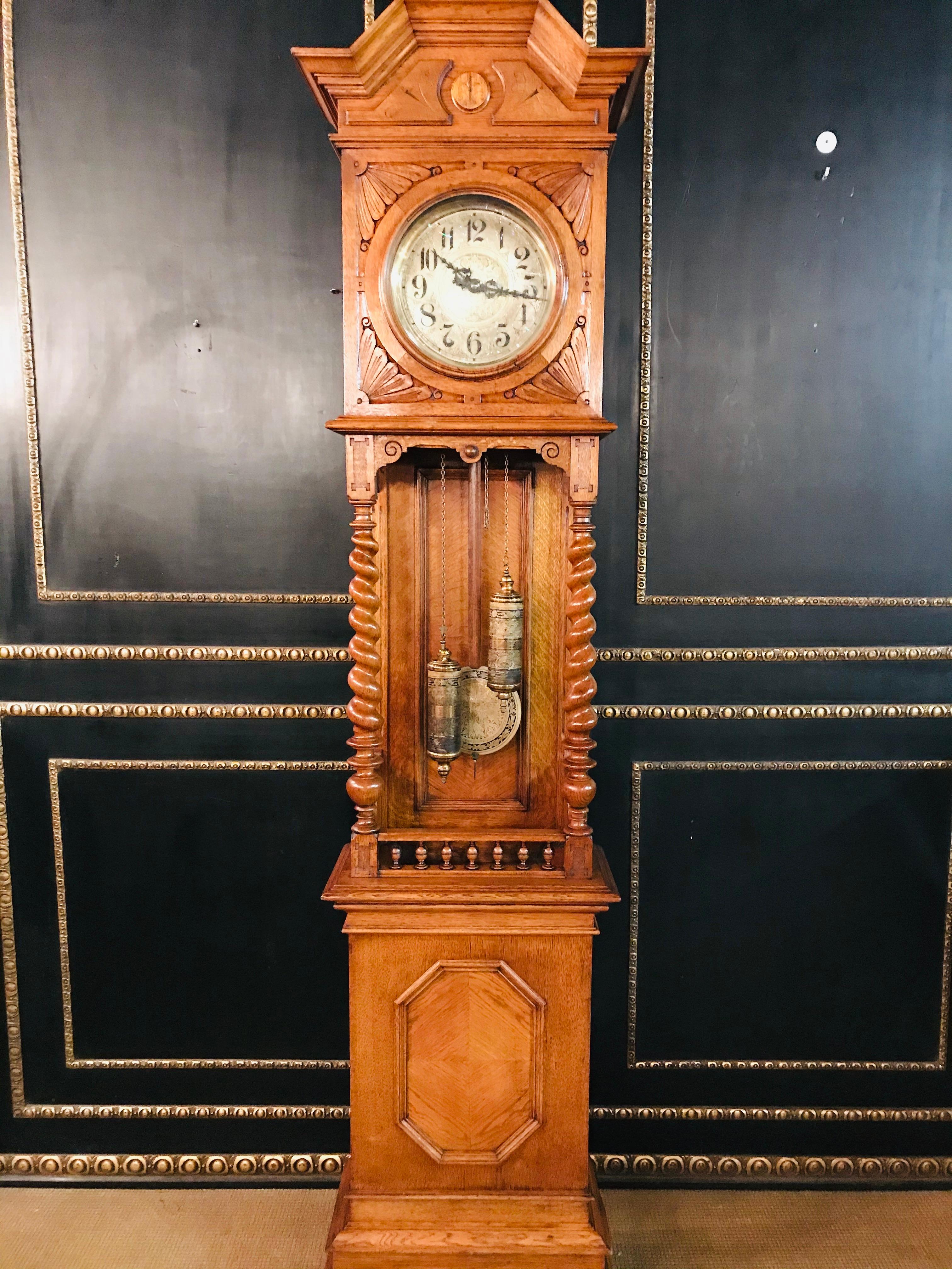 This beautiful piece dates from circa 1860.

The material is oak.


Headboard with a door that can be opened and small inspection flaps to the side.

Outside the glass are wood ornamentation.

The clock has very nice round columns.


Very nice