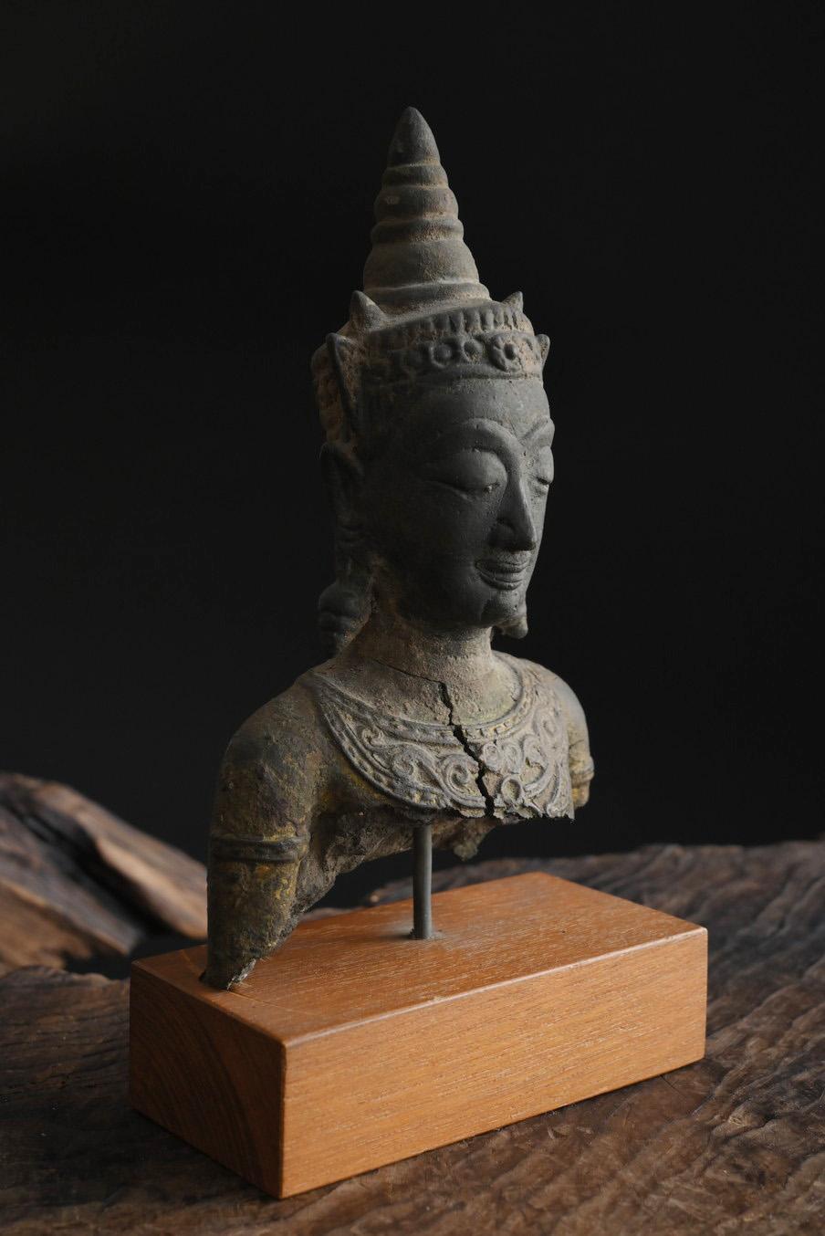 Dies ist der Kopf einer bronzenen Buddha-Statue, die in alten Zeiten in Thailand hergestellt wurde.
Es wird angenommen, dass es sich um eine Buddha-Statue aus der späten Ayutthaya-Periode (17. bis 18. Jahrhundert) handelt.
Im Gegensatz zu den