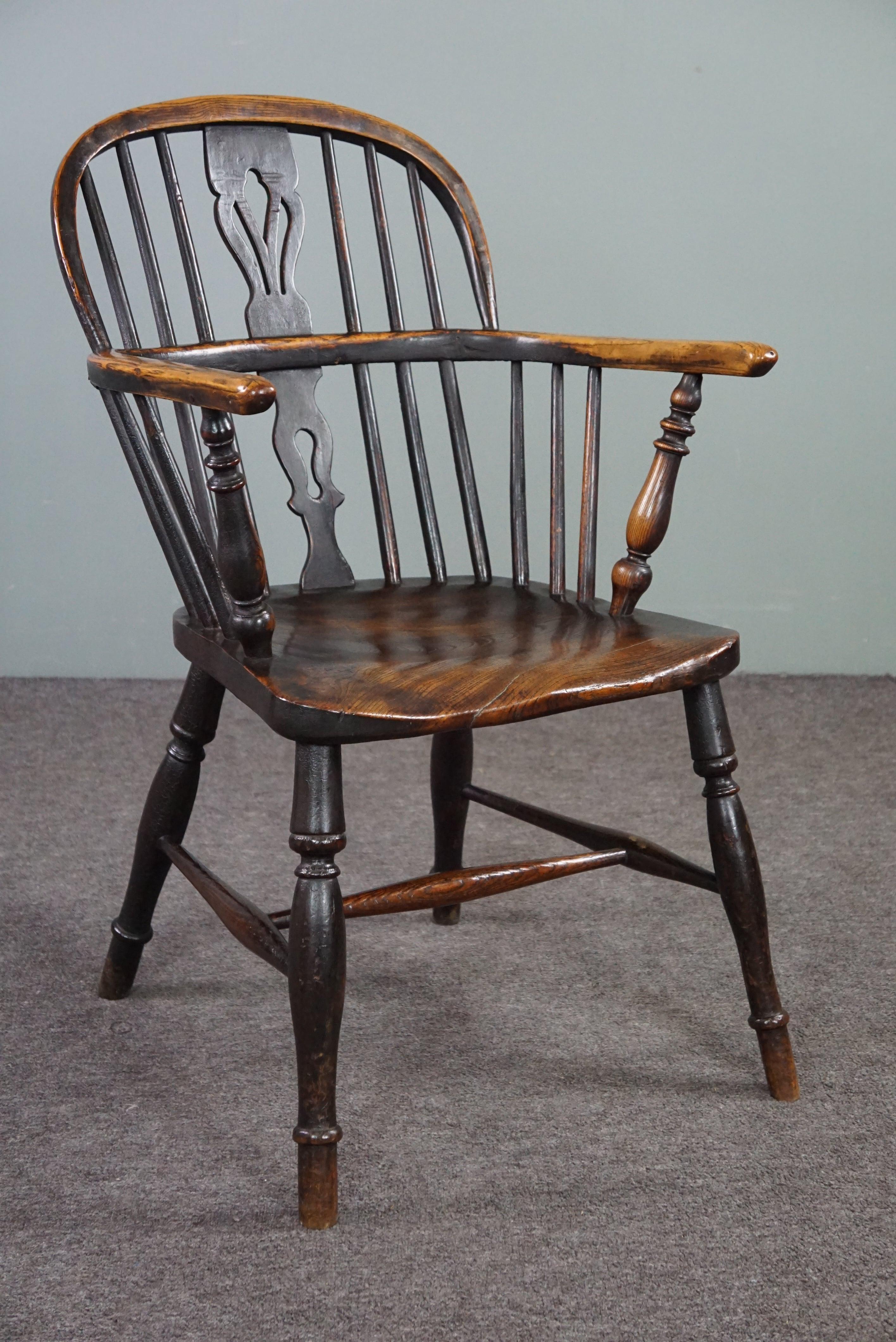 This beautiful antique chair is made of solid wood and has a beautiful patina.

This elegant antique English Windsor chair with a low backrest from the early to mid 18th century has a barred backrest and a beautifully shaped thick solid wood seat