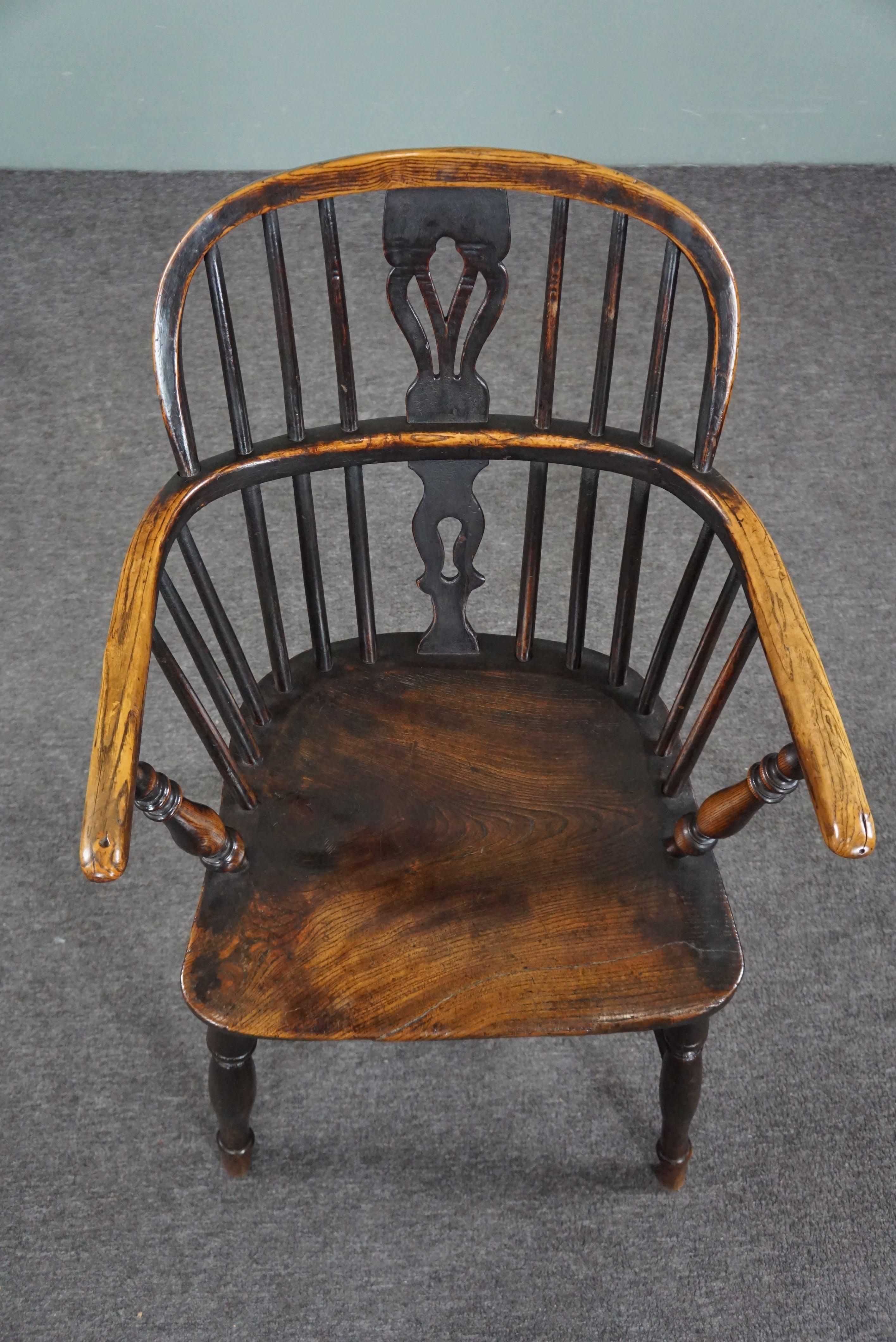 Sehr alter, charmanter, antiker, englischer Windsor-Sessel mit niedriger Rückenlehne, 18. Jahrhundert (Holz) im Angebot