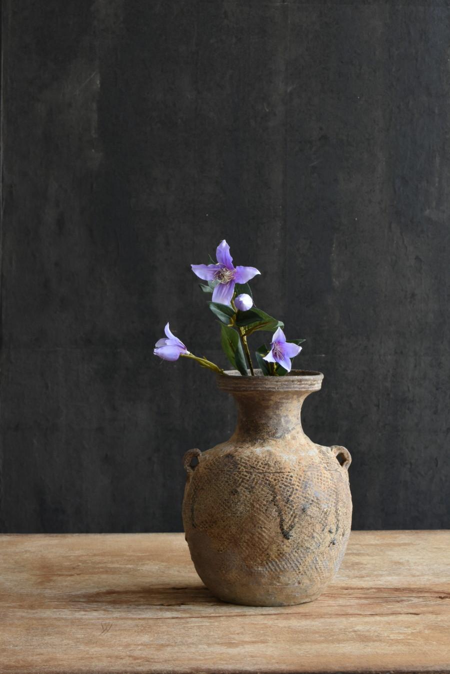 This is a very old pottery jar excavated in China.
The surface has deteriorated like this because it was buried in the soil.
It has a cool expression that makes you feel very wabi-sabi.

This vase was made around 2,200 years ago, when there were