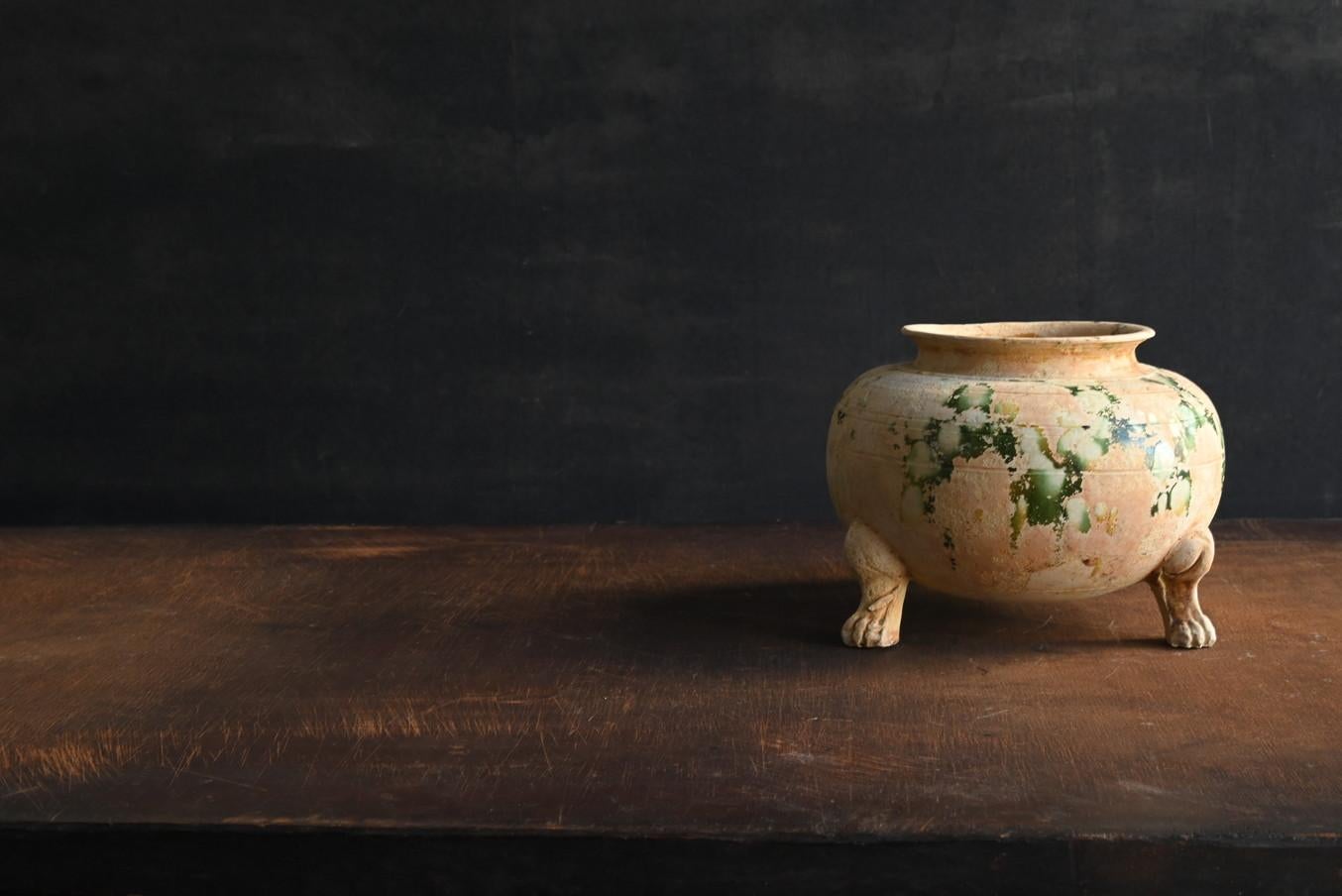 Si tratta di una ceramica scavata molto antica, realizzata intorno alla dinastia Tang in Cina.
Durante la dinastia Tang, comparve la ceramica colorata chiamata Sancai.

Esistono vari colori come il giallo, il blu, il bianco e il verde, ma viene