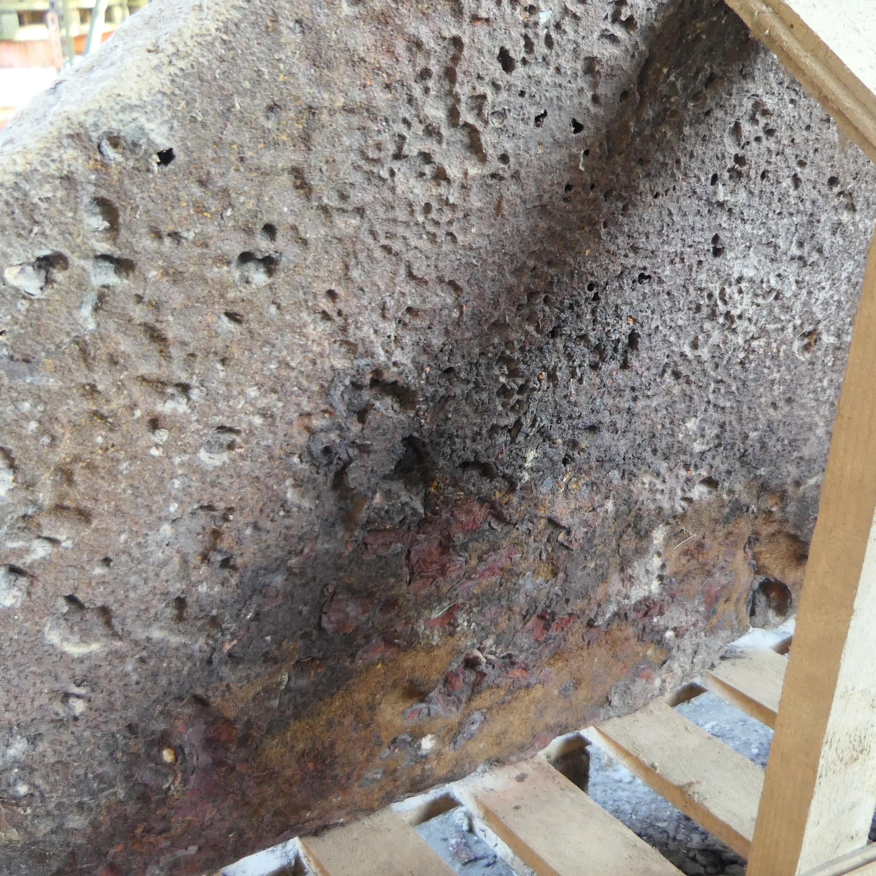 Very old fireback In Distressed Condition For Sale In COULLONS, FR