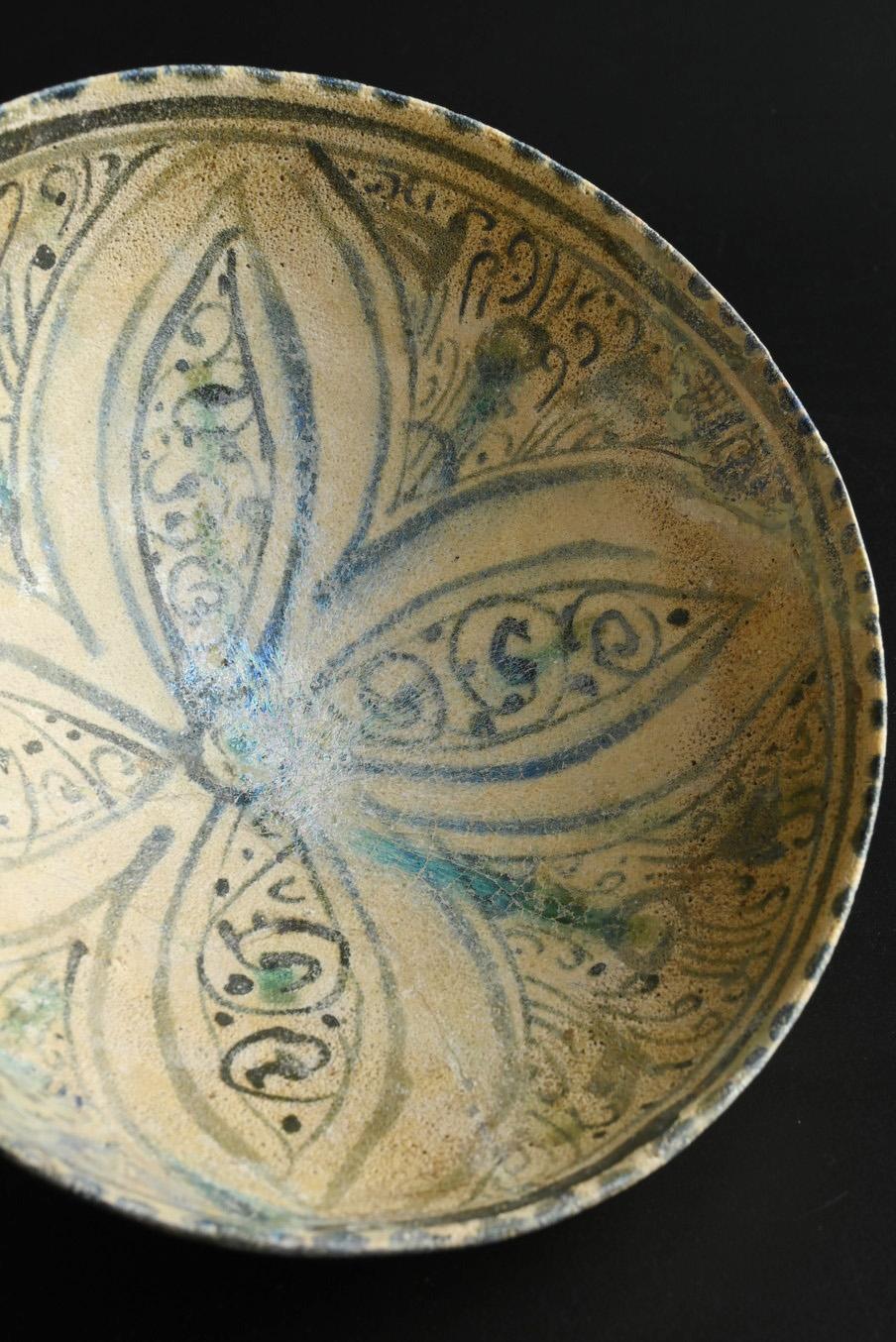 Antichissima ciotola iraniana in ceramica smaltata di blu/12° secolo/ ceramica della Persia in vendita 2