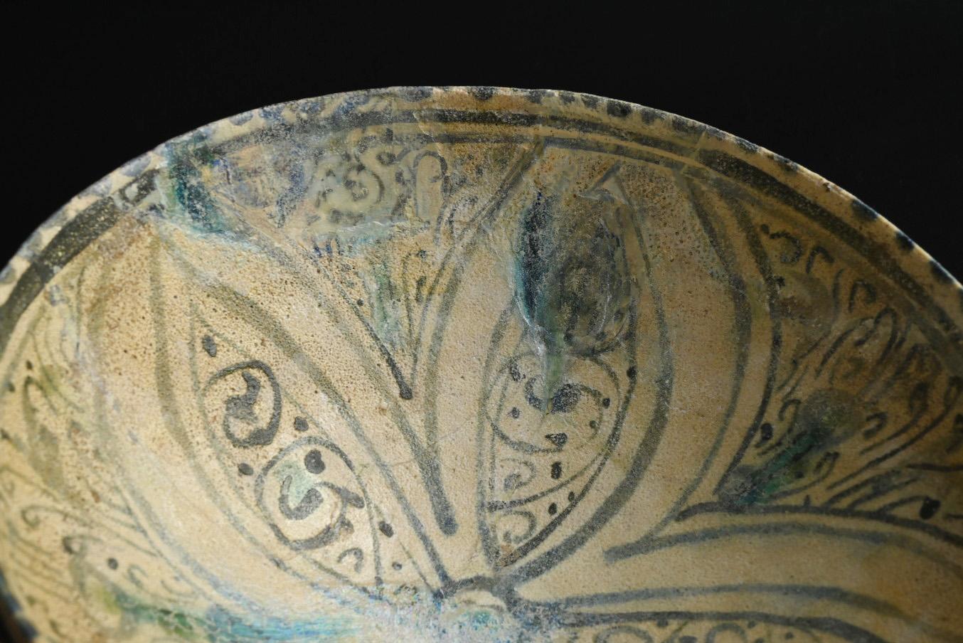 Antichissima ciotola iraniana in ceramica smaltata di blu/12° secolo/ ceramica della Persia in vendita 3
