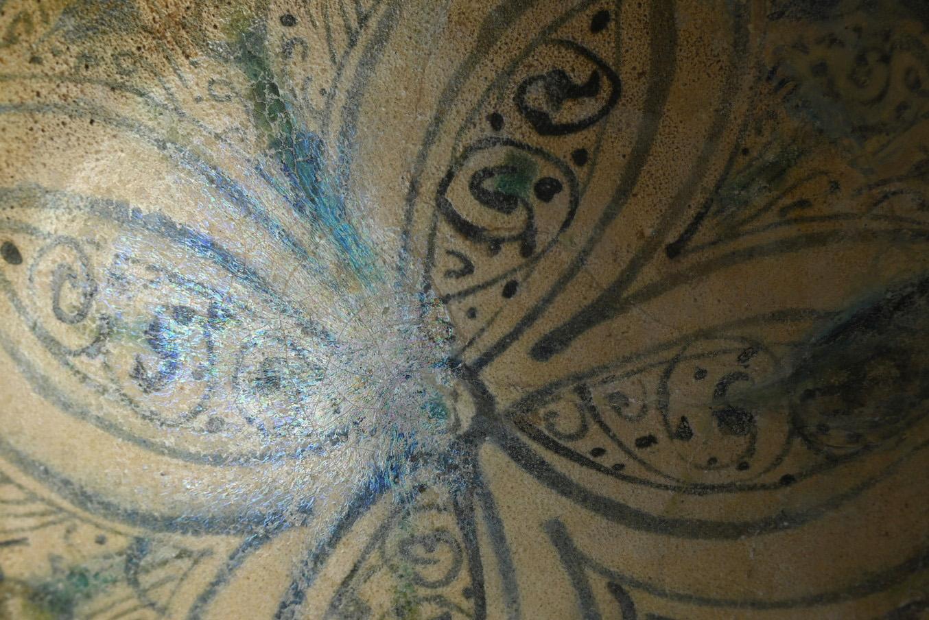 Antichissima ciotola iraniana in ceramica smaltata di blu/12° secolo/ ceramica della Persia in vendita 4