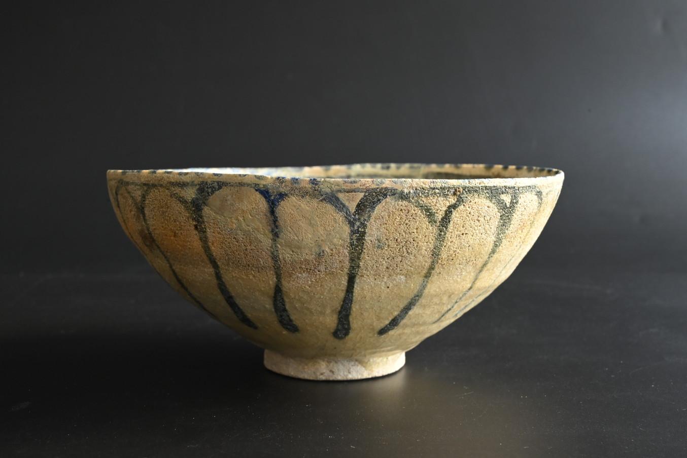 Smaltato Antichissima ciotola iraniana in ceramica smaltata di blu/12° secolo/ ceramica della Persia in vendita