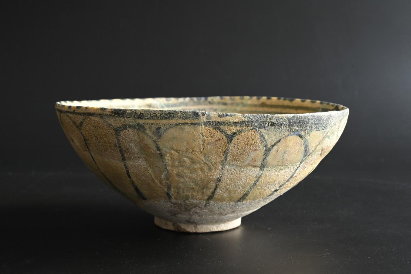 Fino al XVIII secolo Antichissima ciotola iraniana in ceramica smaltata di blu/12° secolo/ ceramica della Persia in vendita