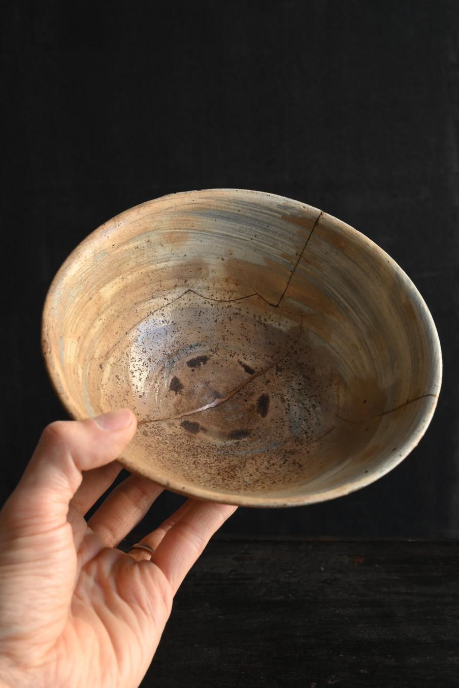 This is a pottery made in the early Joseon Dynasty of Korea.
This tea bowl was made around the 15th to 16th century.
A characteristic of this era was that pure white pottery was only allowed to be used by the privileged class.
Therefore, common