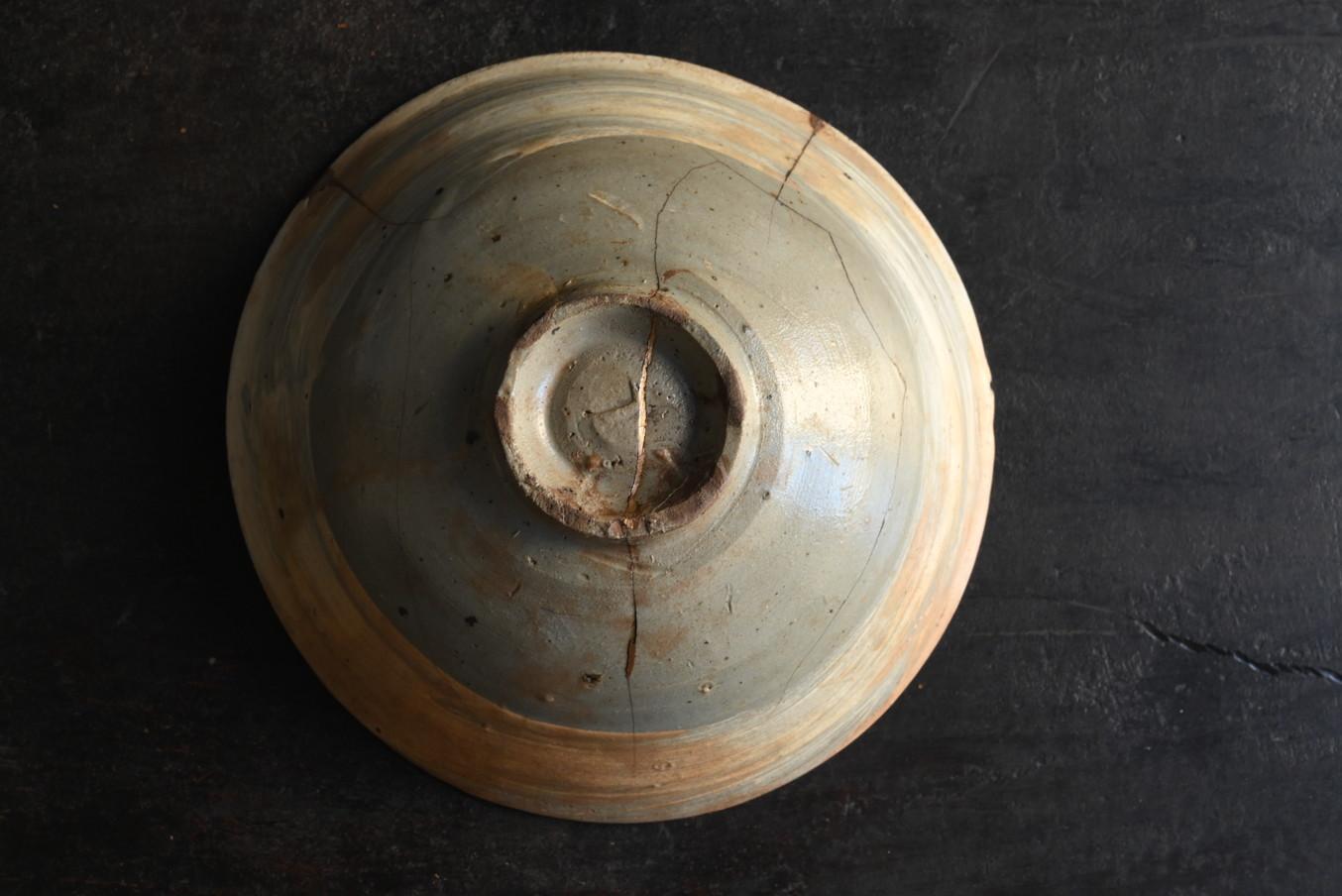 Other Very old Korean pottery bowl/15th century/“Hakeme” pottery bowl/Kintsugi For Sale