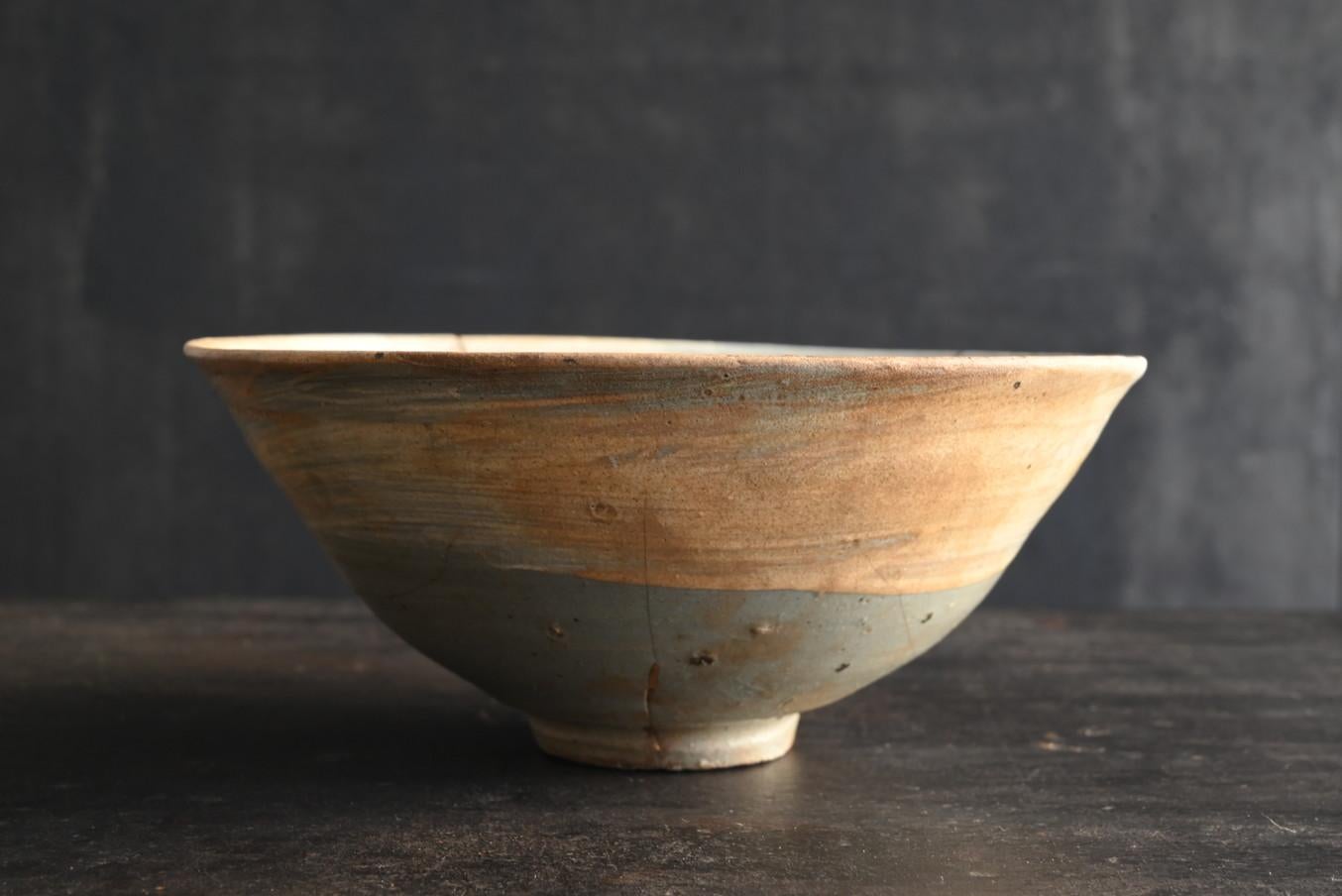 Very old Korean pottery bowl/15th century/“Hakeme” pottery bowl/Kintsugi In Fair Condition For Sale In Sammu-shi, Chiba