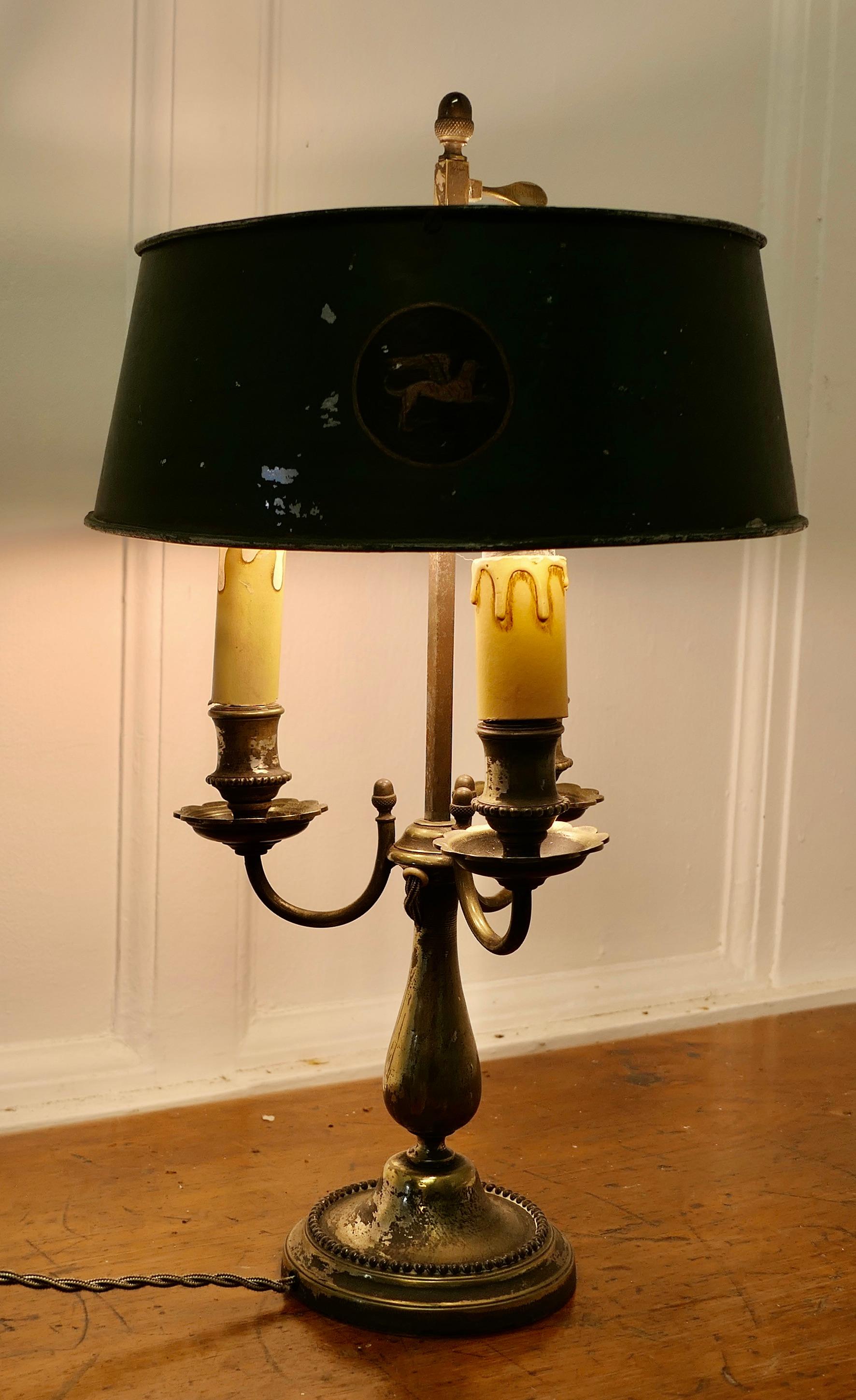 Dreifach versilberte französische Bouillotte-Schreibtischlampe

Ein schönes Stück, eine alte versilberte dreifache Leuchte, die mit dem originalen Toleware-Schirm mit mythischen Tieren verziert ist 
Die Lampe ist alles funktioniert und das Silber