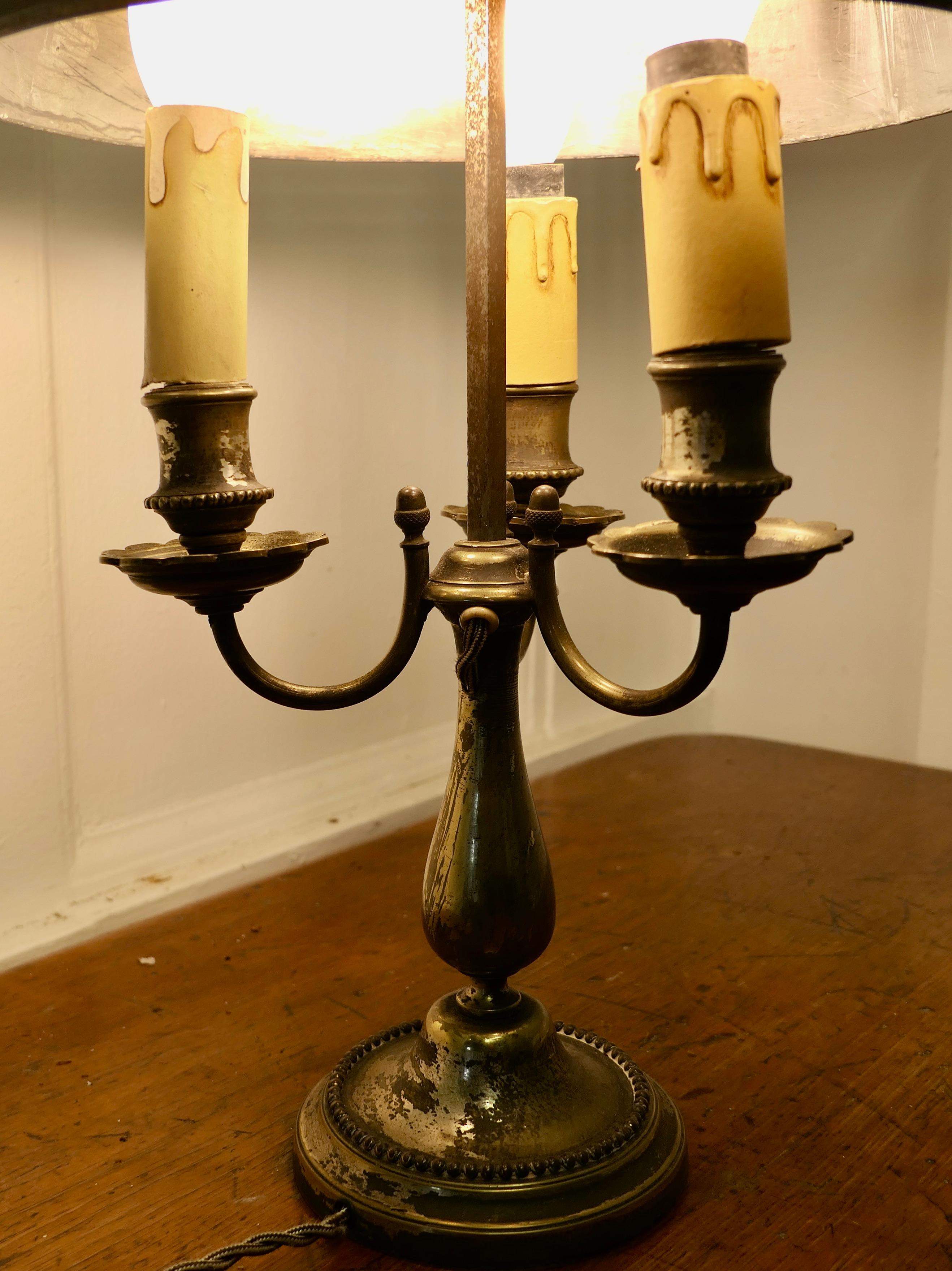 Provincial français Très ancienne lampe de bureau à triple bouillotte française en métal argenté    en vente
