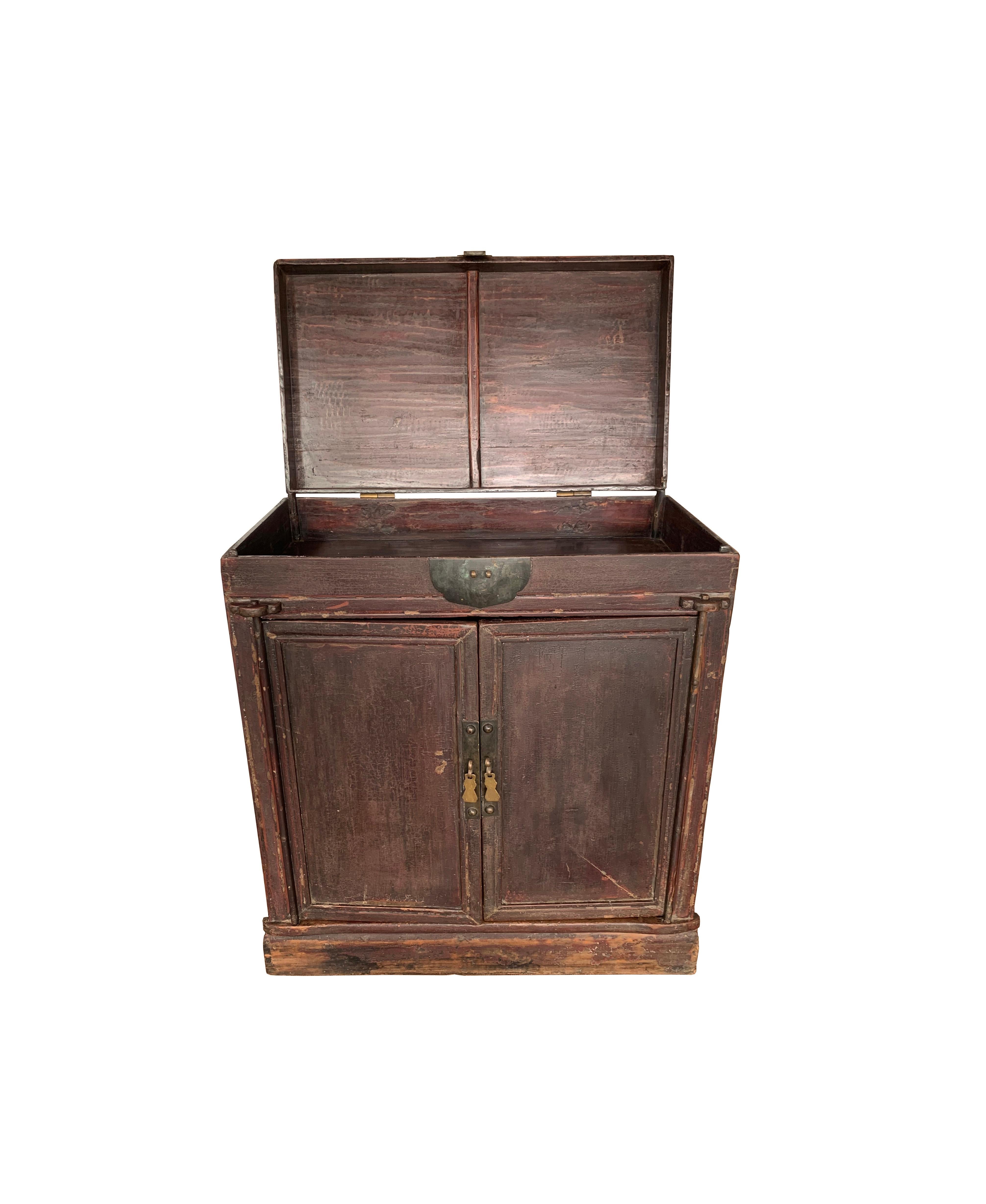 Very old Wood Lacquered Chinese Cabinet / Chest, 'Qing Dynasty' c. 1800 In Good Condition In Jimbaran, Bali
