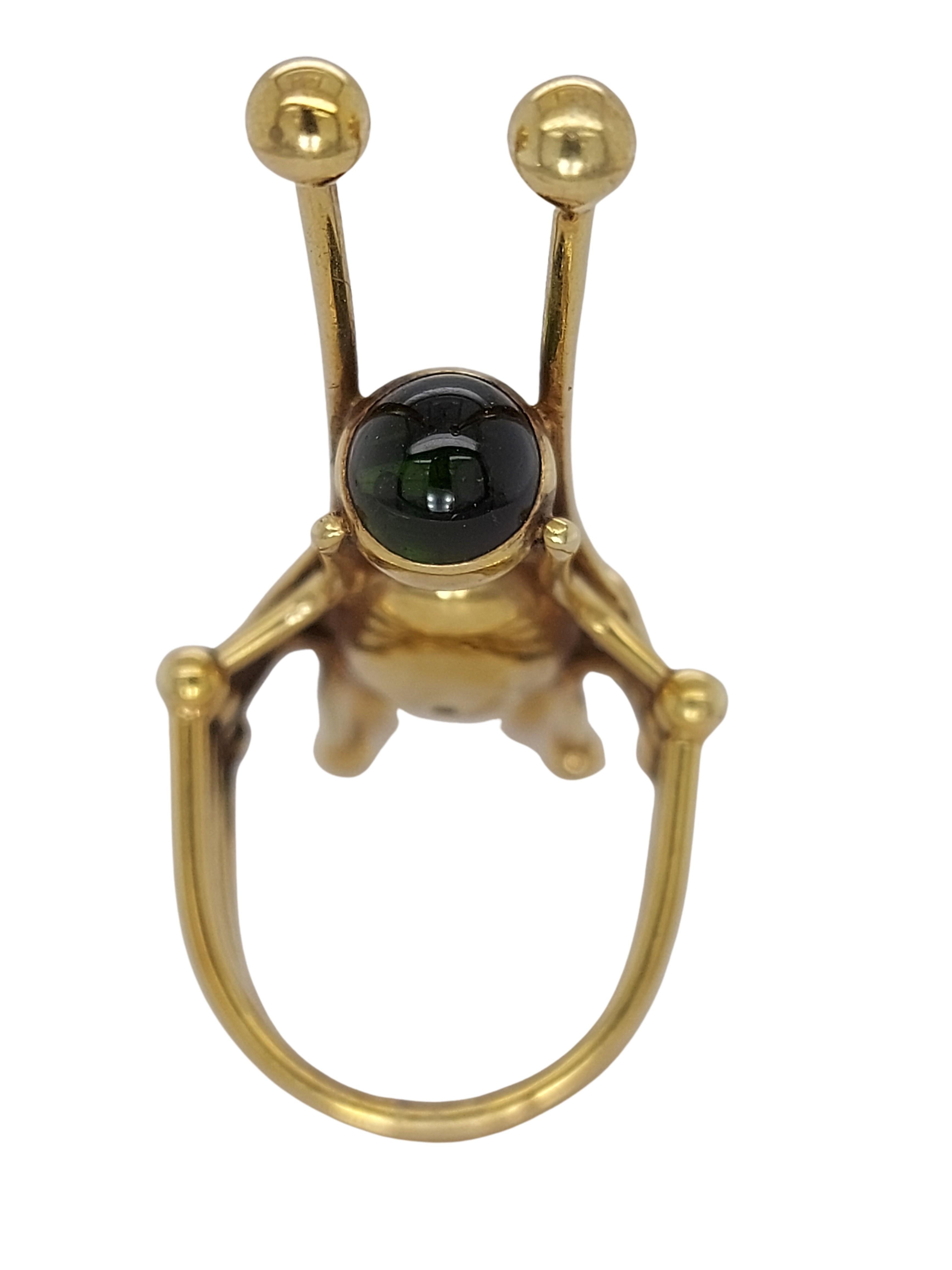Very Original Insect / Grashopper Ring in 14kt Gold & Semi Precious Cat s Eye In Excellent Condition For Sale In Antwerp, BE