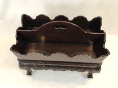 Portariviste Canterbury in stile Chippendale molto decorato con piano rimovibile