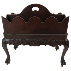 Revistero Canterbury Estilo Chippendale Muy Ornamentado con Tapa Desmontable