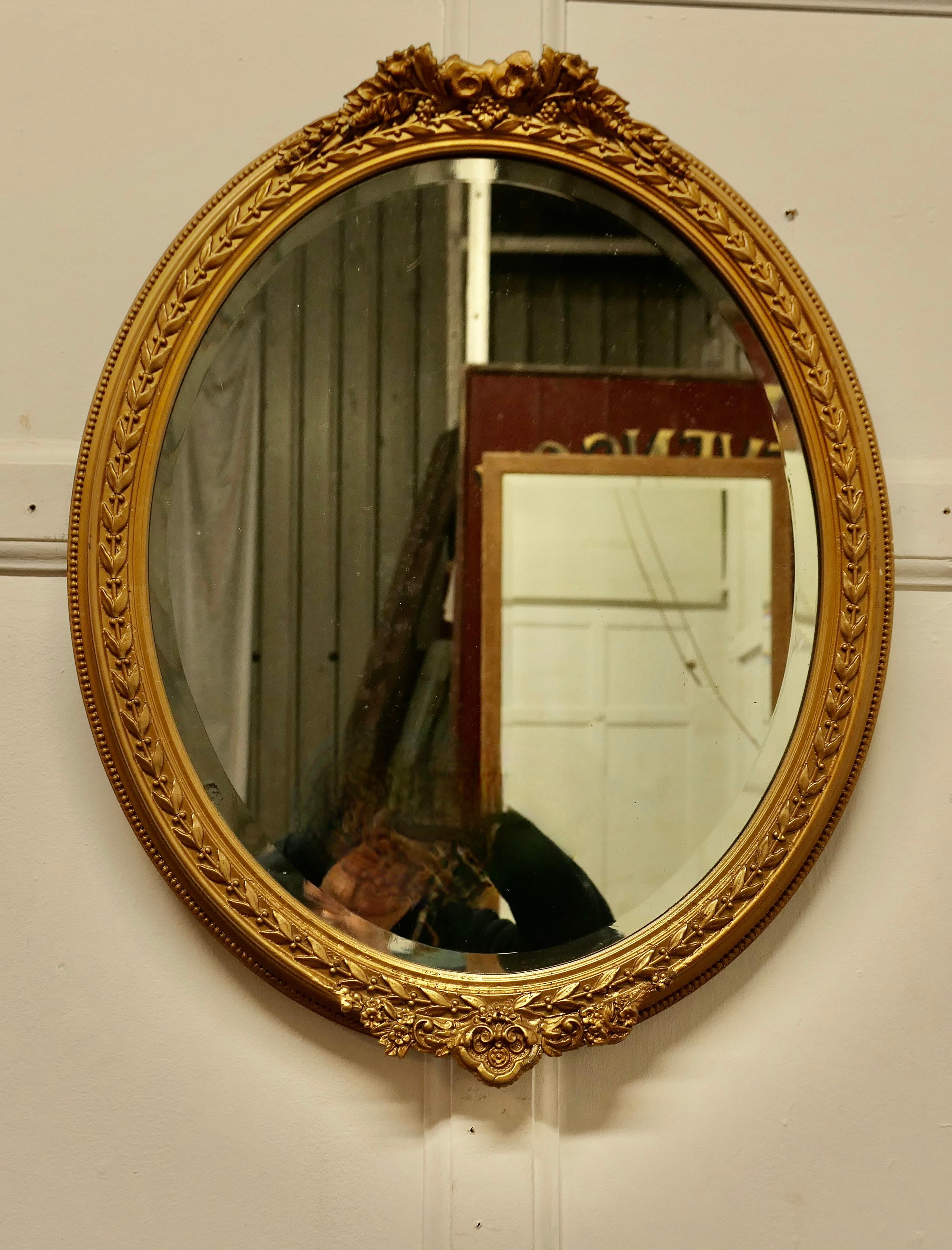 
Très beau miroir mural ovale doré français du 19ème siècle

Le miroir a un cadre moulé et doré, 
Le cadre ovale est en bon état, de même que le verre biseauté.
La taille totale de cette belle pièce est de 21
