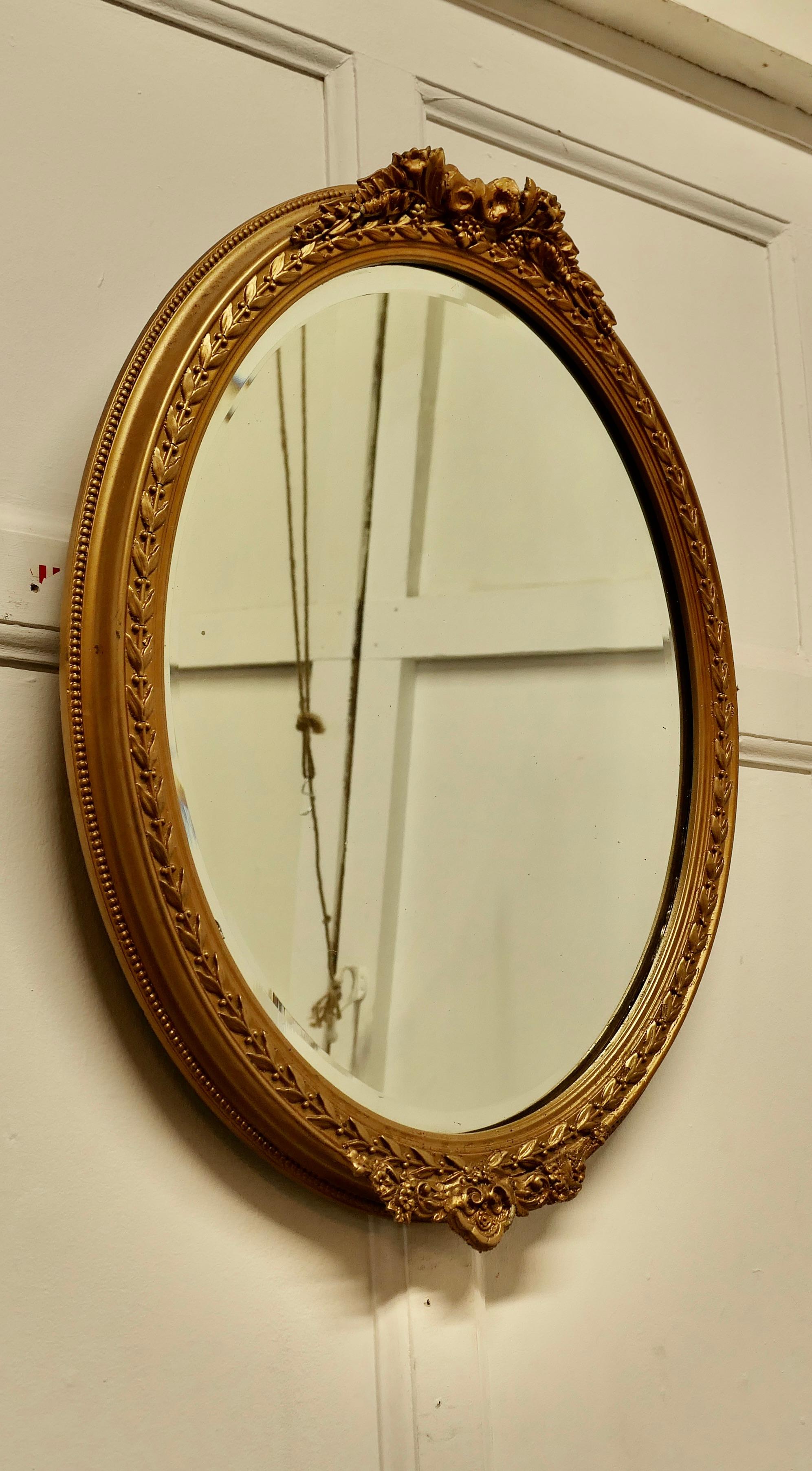 Provincial français Très beau miroir mural ovale doré français du 19ème siècle en vente