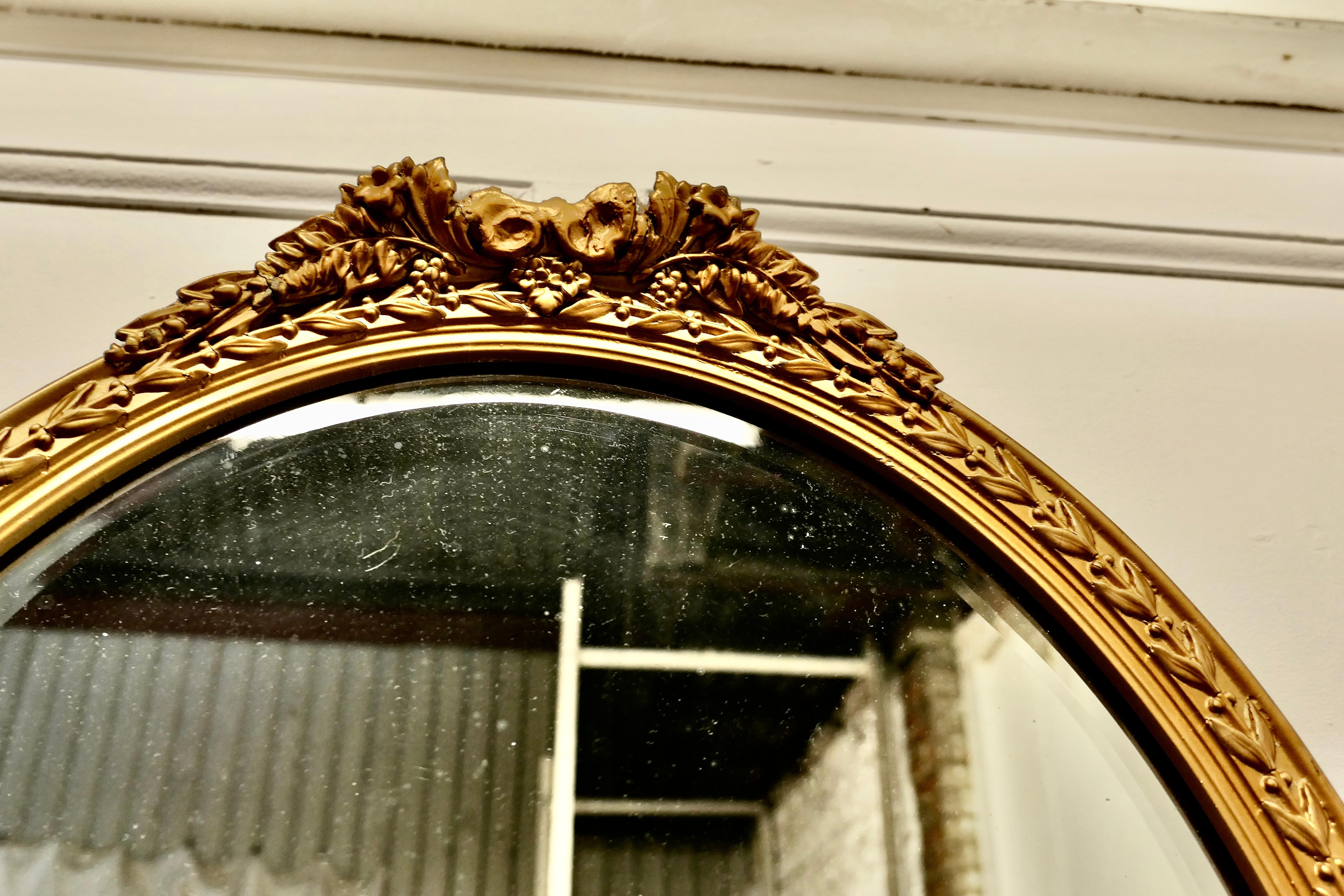 XIXe siècle Très beau miroir mural ovale doré français du 19ème siècle en vente