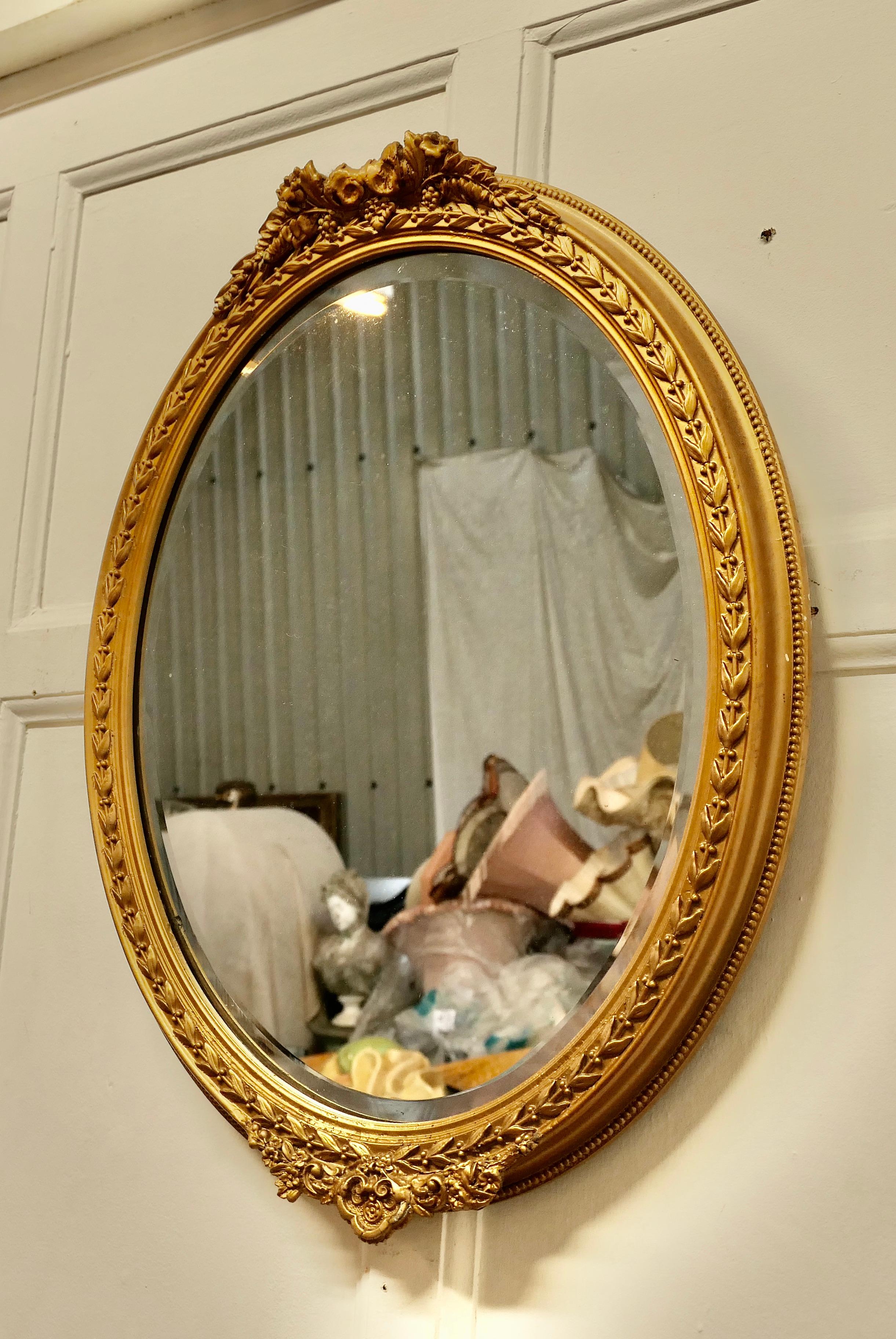 Bois doré Très beau miroir mural ovale doré français du 19ème siècle en vente