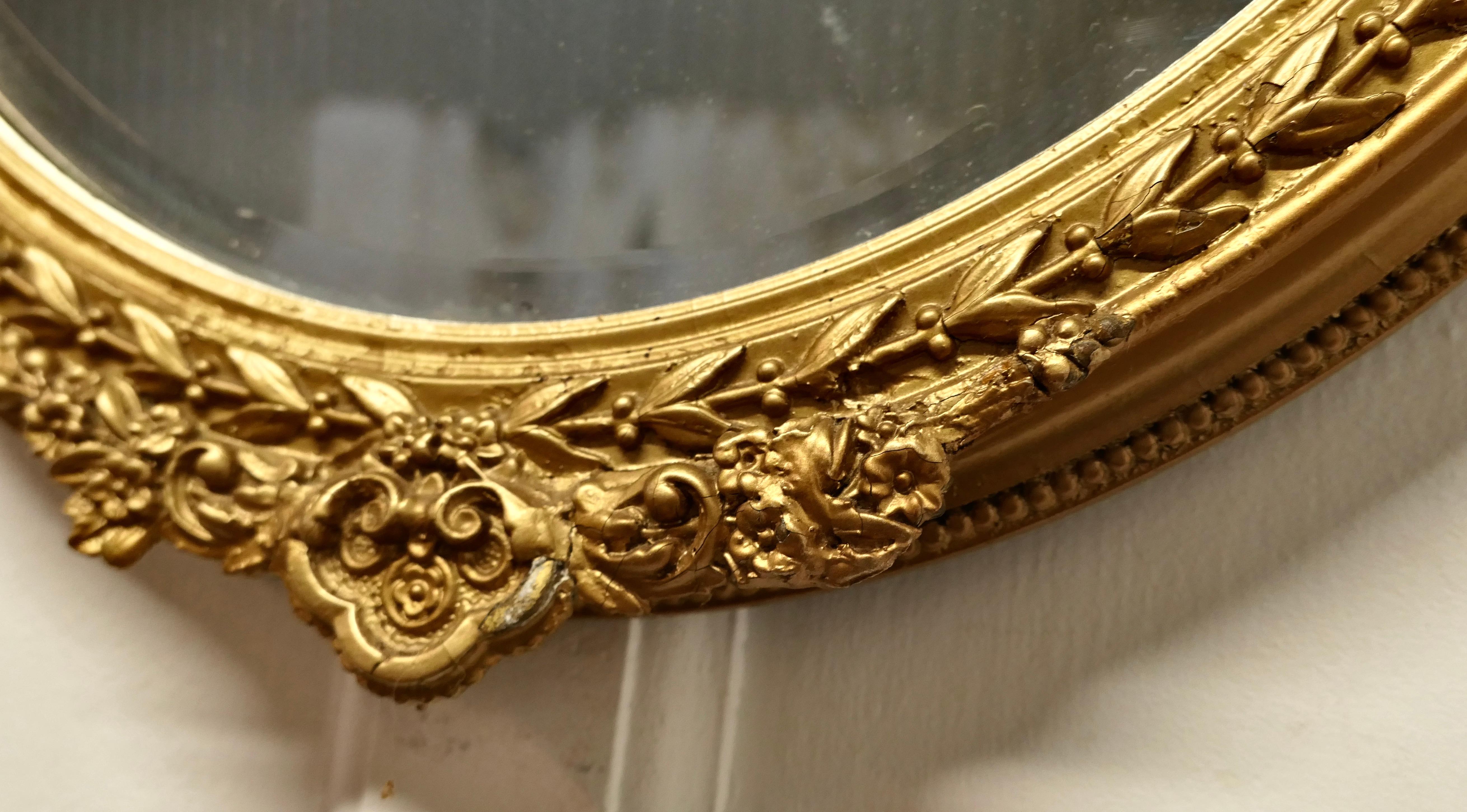 Très beau miroir mural ovale doré français du 19ème siècle en vente 1