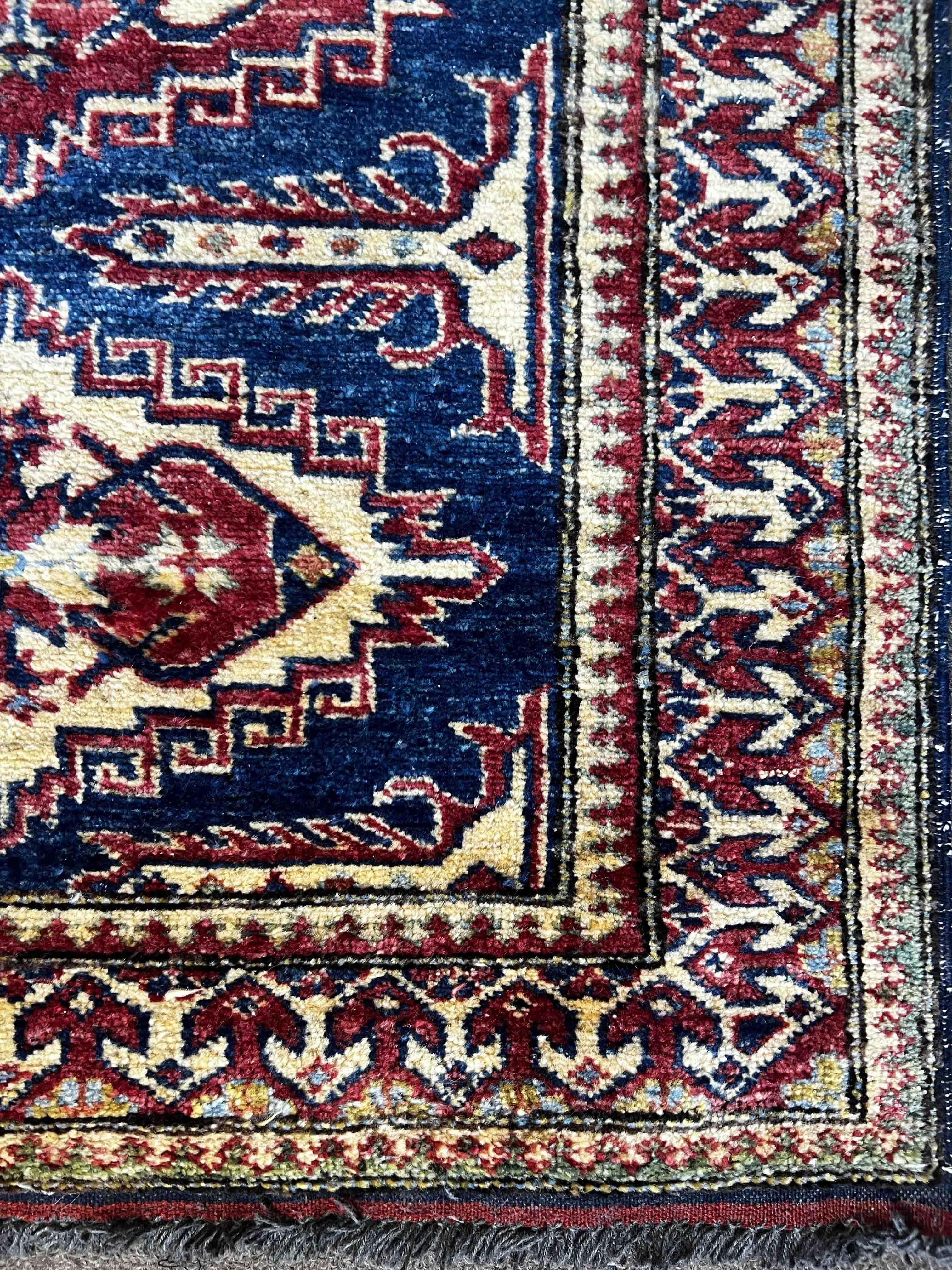 Sehr schöner kaukasischer Teppich aus dem 20. Jahrhundert - n° 1182

Dank unserer Restaurierungs- und Konservierungswerkstatt und unserem Know-how, 
freuen wir uns, Ihnen Kunstwerke aus Stoff wie die Tapisserie vorzustellen, 
Teppiche und
