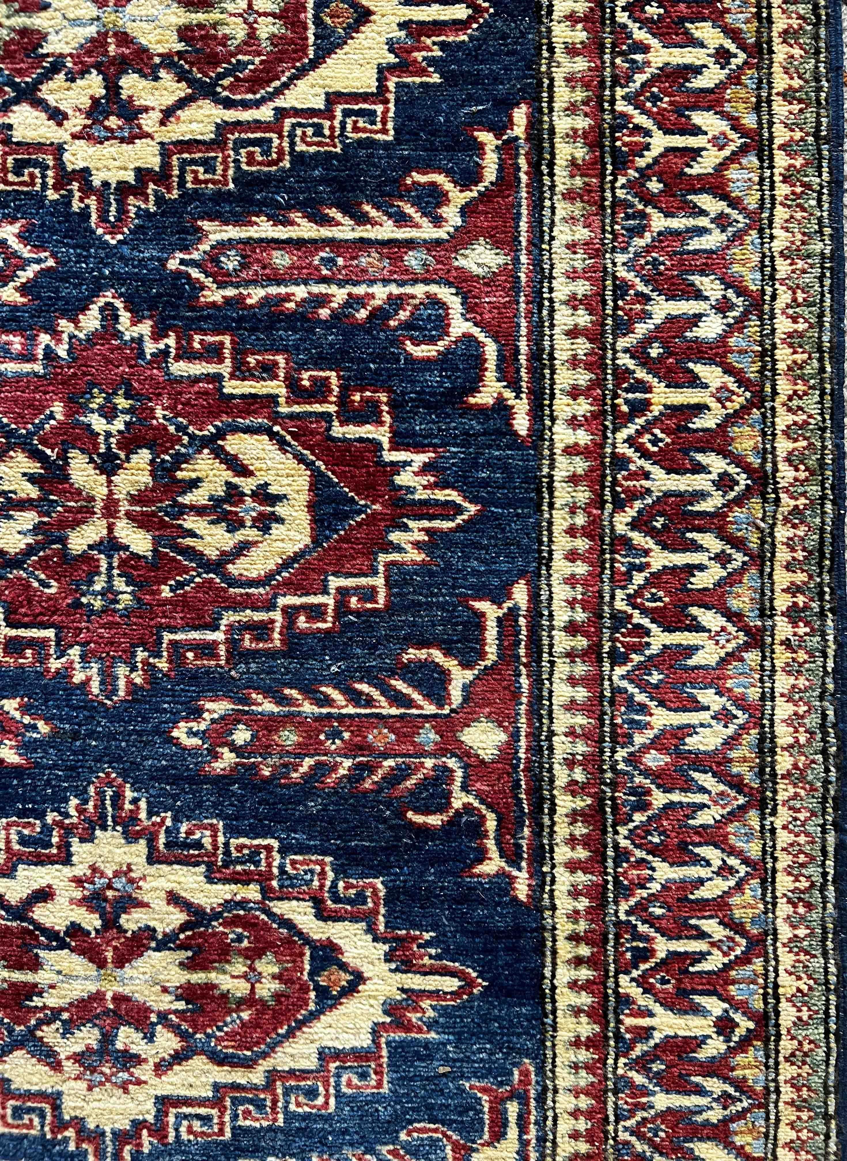 Very Pretty Caucasian Rug from the 20th Century, N° 1182 In Excellent Condition For Sale In Paris, FR