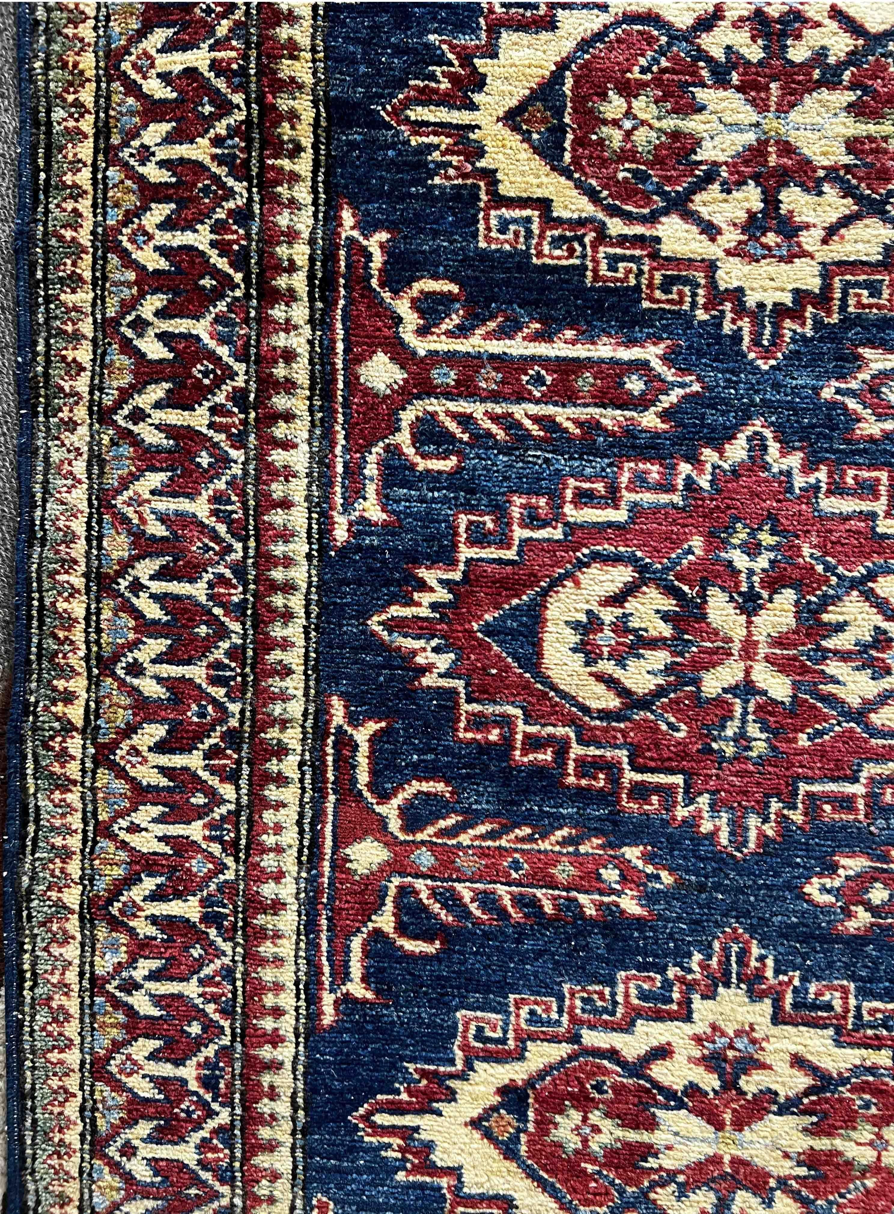 Sehr hübscher kaukasischer Teppich aus dem 20. Jahrhundert, Nr. 1182 im Zustand „Hervorragend“ im Angebot in Paris, FR