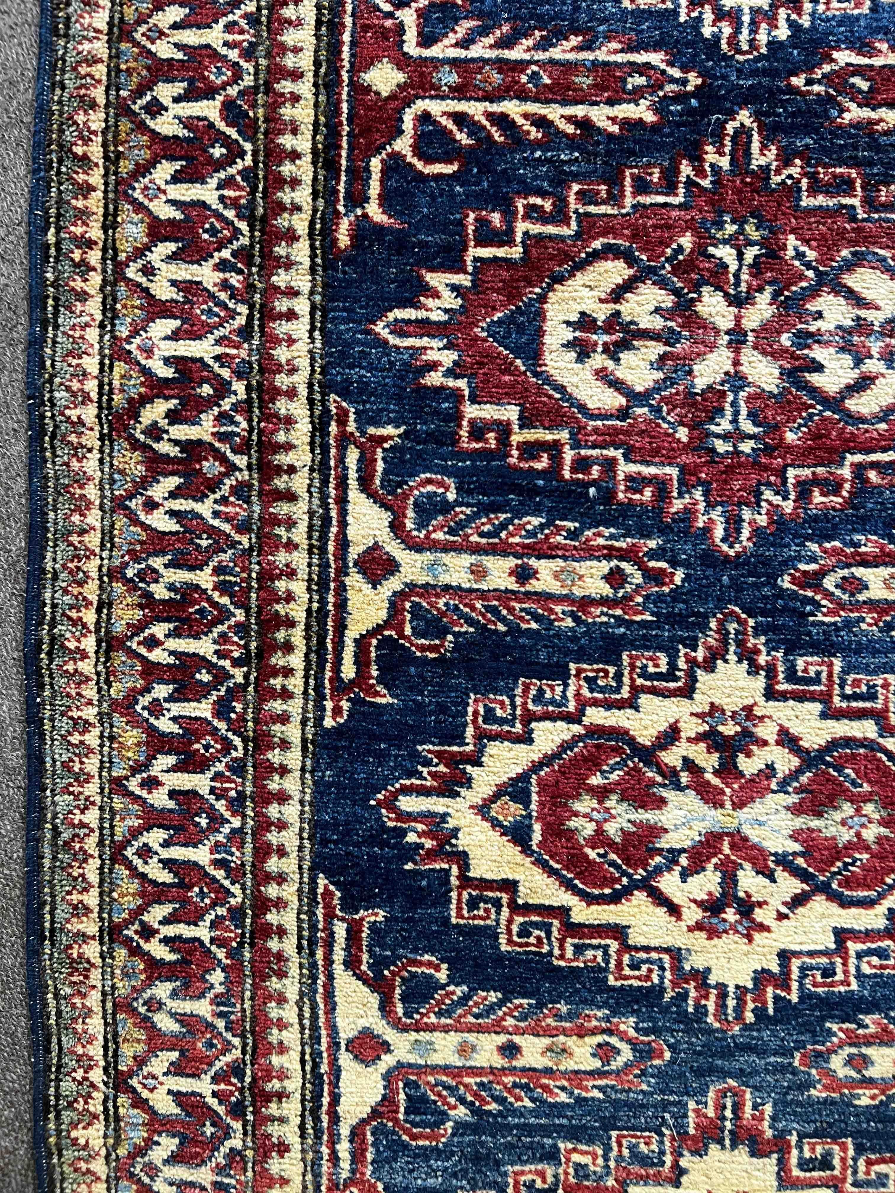 Very Pretty Caucasian Rug from the 20th Century, N° 1182 For Sale 1