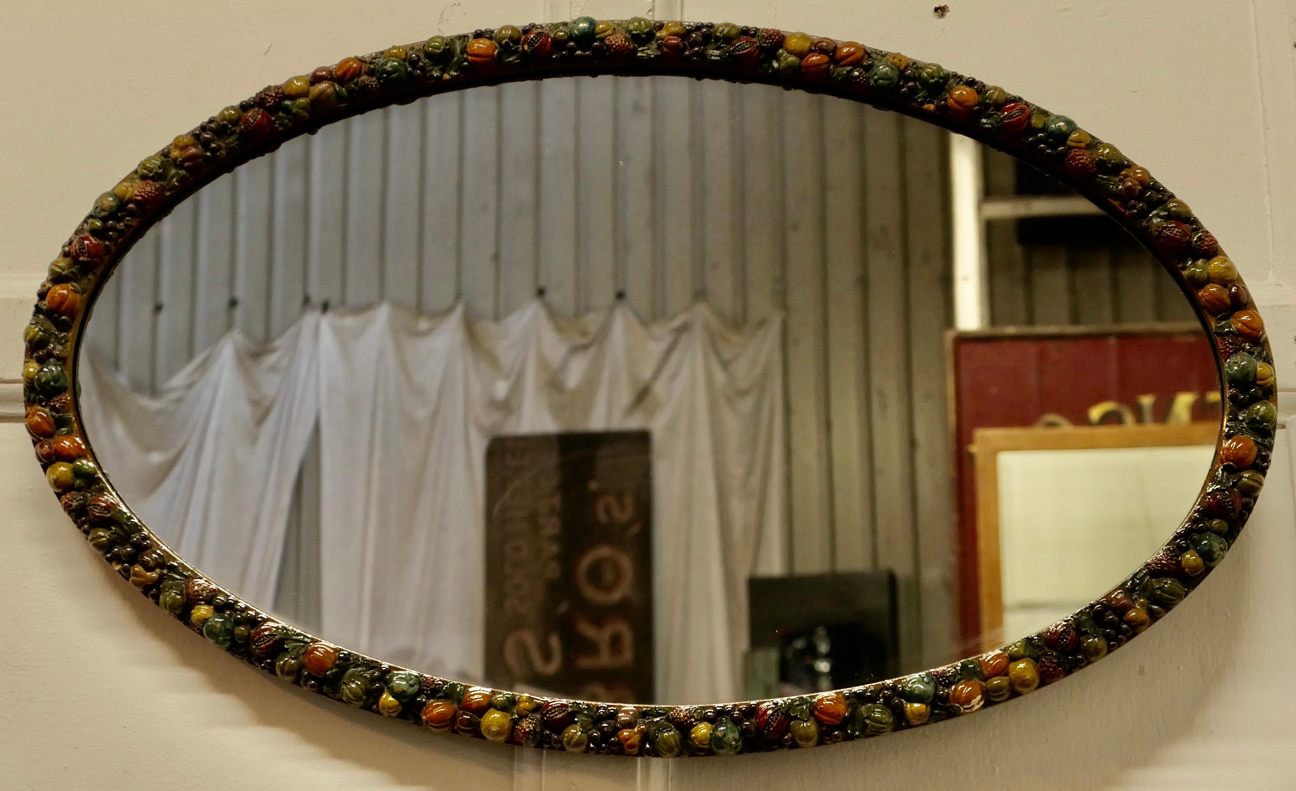Très joli miroir ovale doré au gesso

Ce miroir a un cadre ovale de 1