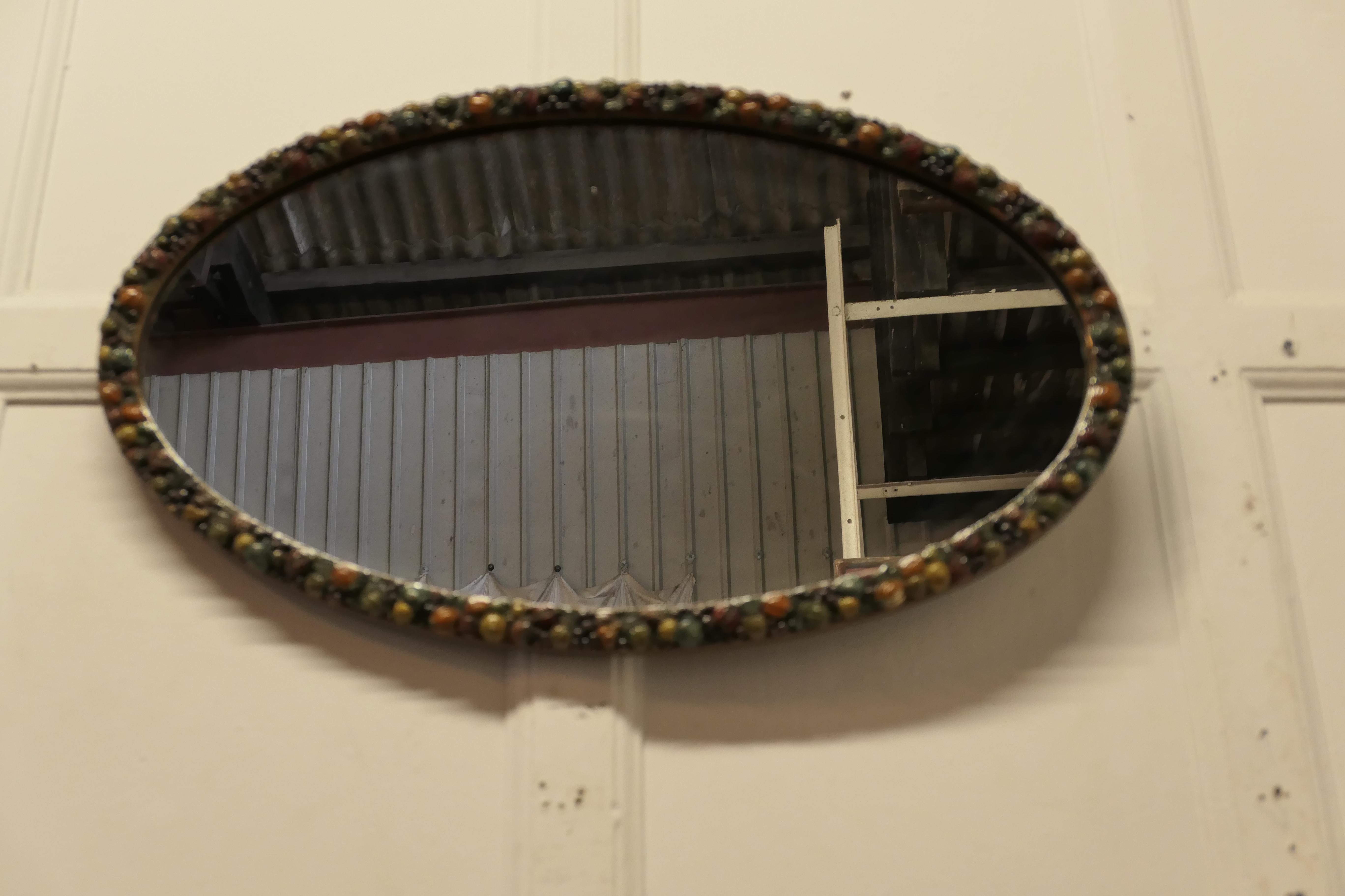 Art déco Très joli miroir ovale doré au gesso  Ce miroir a un cadre ovale de 1 pouce de large. en vente