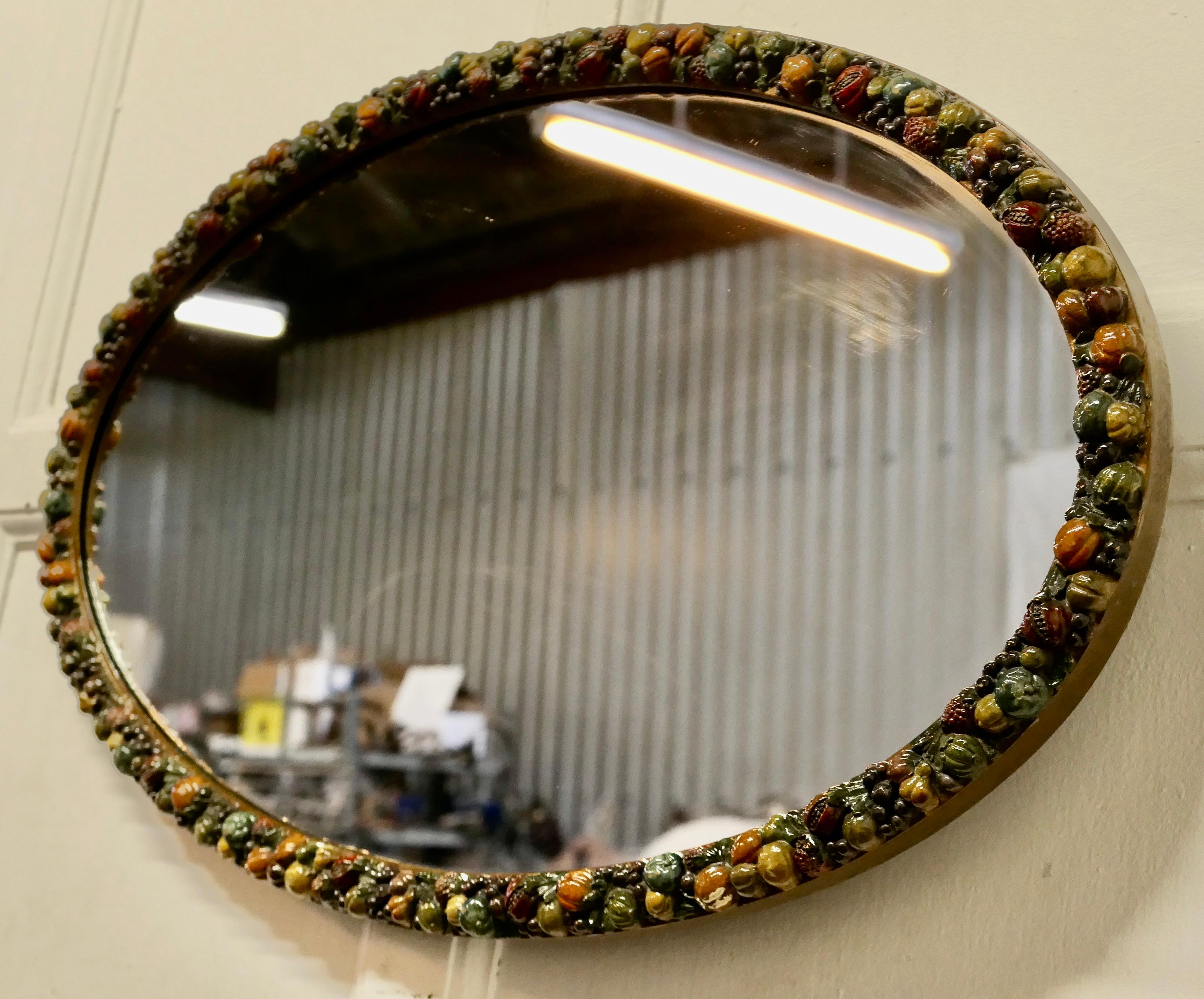 Très joli miroir ovale doré au gesso  Ce miroir a un cadre ovale de 1 pouce de large. Bon état - En vente à Godshill, Isle of Wight
