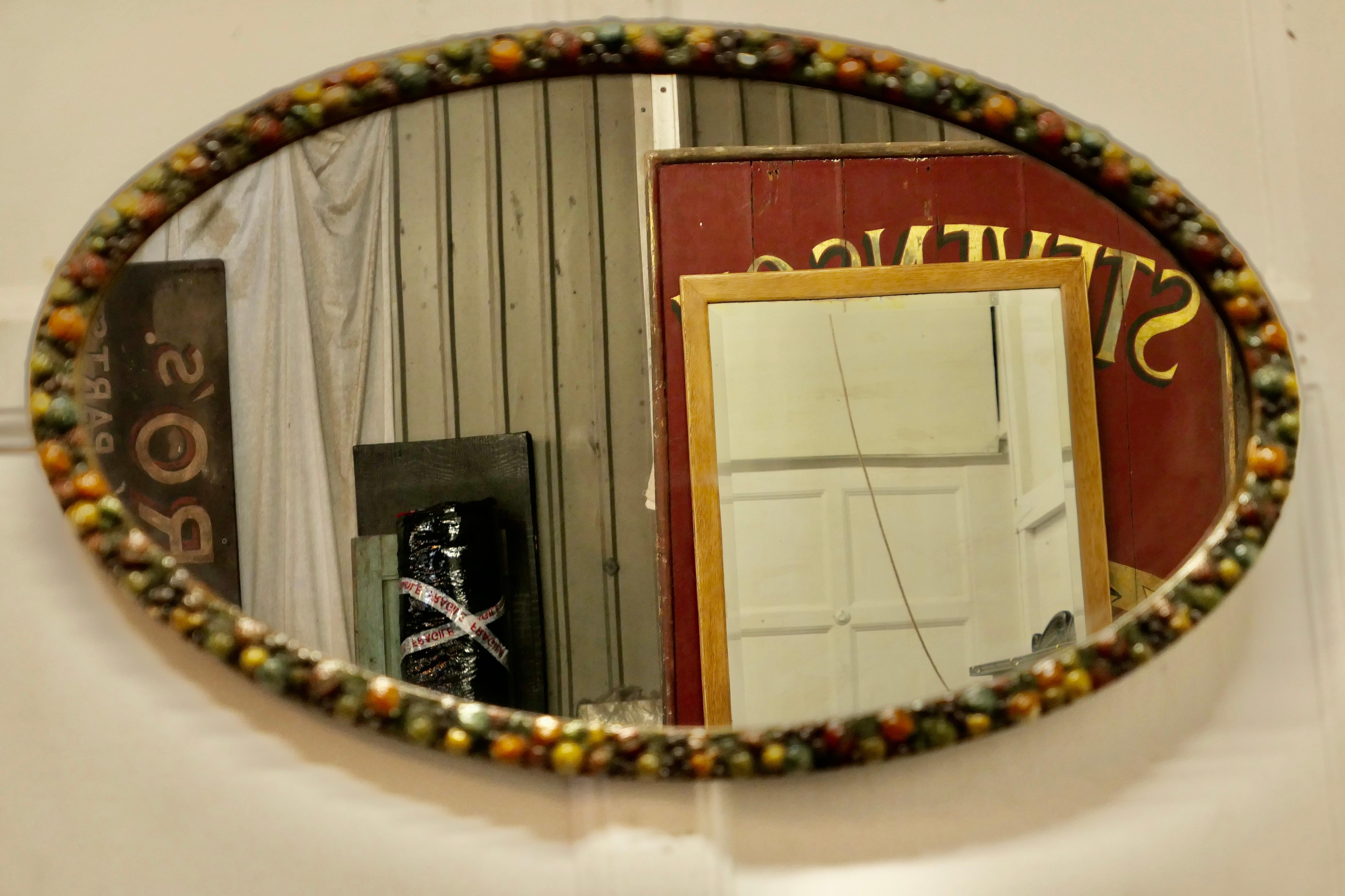 Gesso Très joli miroir ovale doré au gesso  Ce miroir a un cadre ovale de 1 pouce de large. en vente