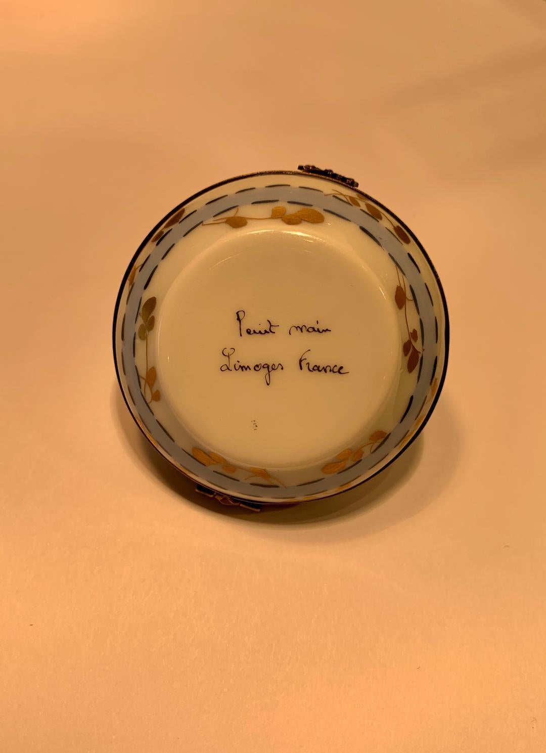 Very Pretty Limoges France Hand Painted Porcelain Hat Shaped Trinket Box In Excellent Condition For Sale In Tustin, CA