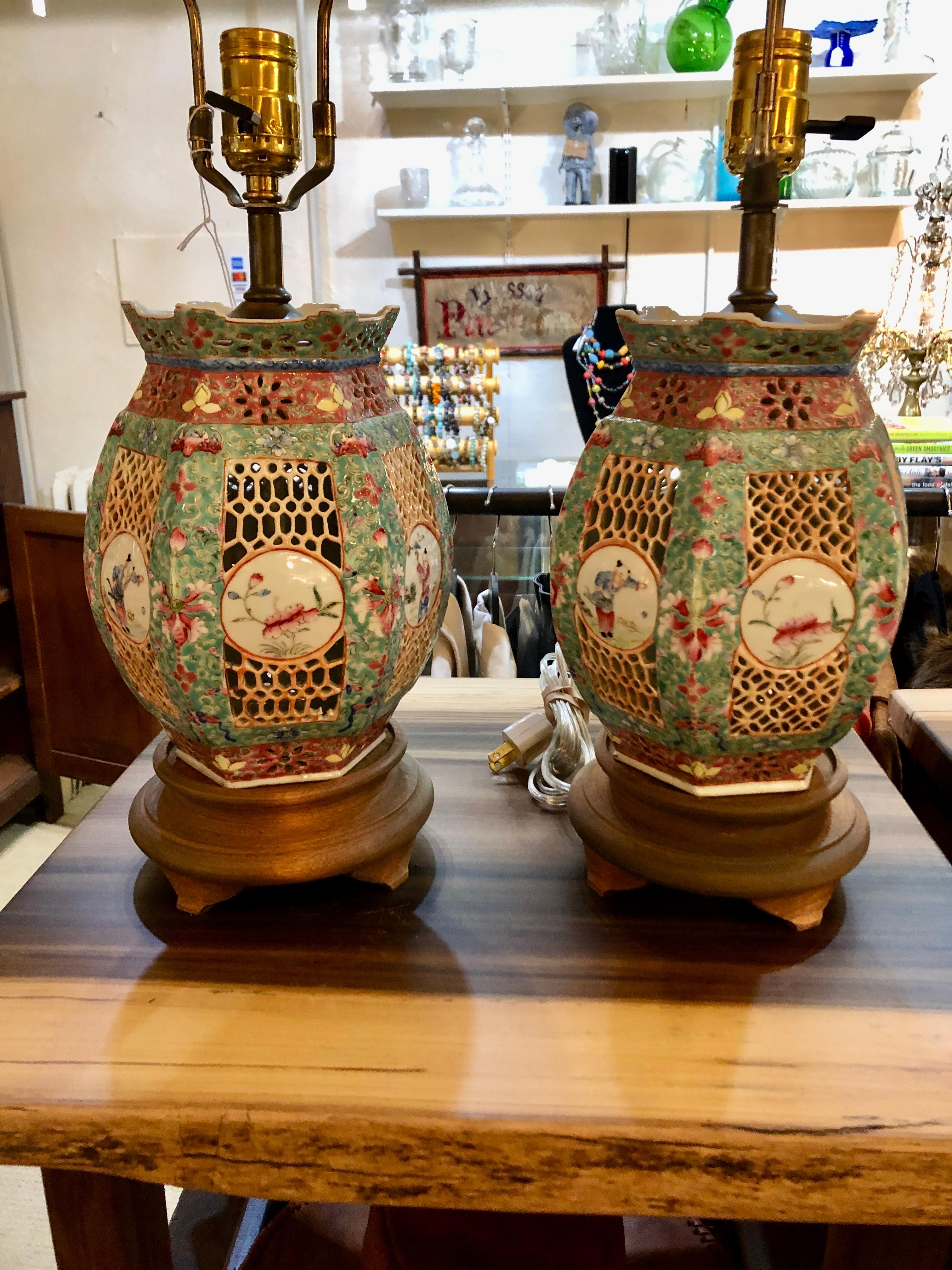 Mid-20th Century Very Pretty Pair of Chinese Porcelain Table Lamps on Wooden Bases