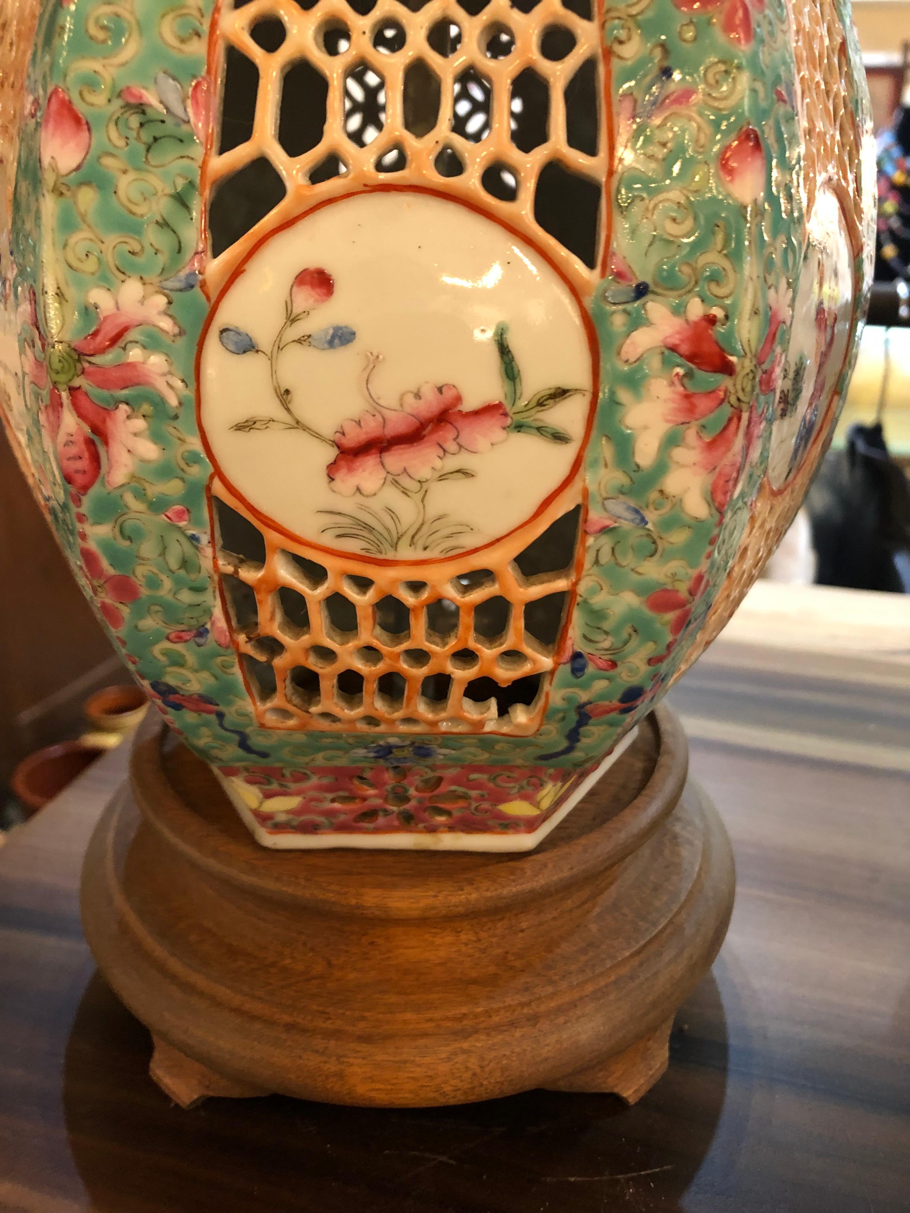Very Pretty Pair of Chinese Porcelain Table Lamps on Wooden Bases 1