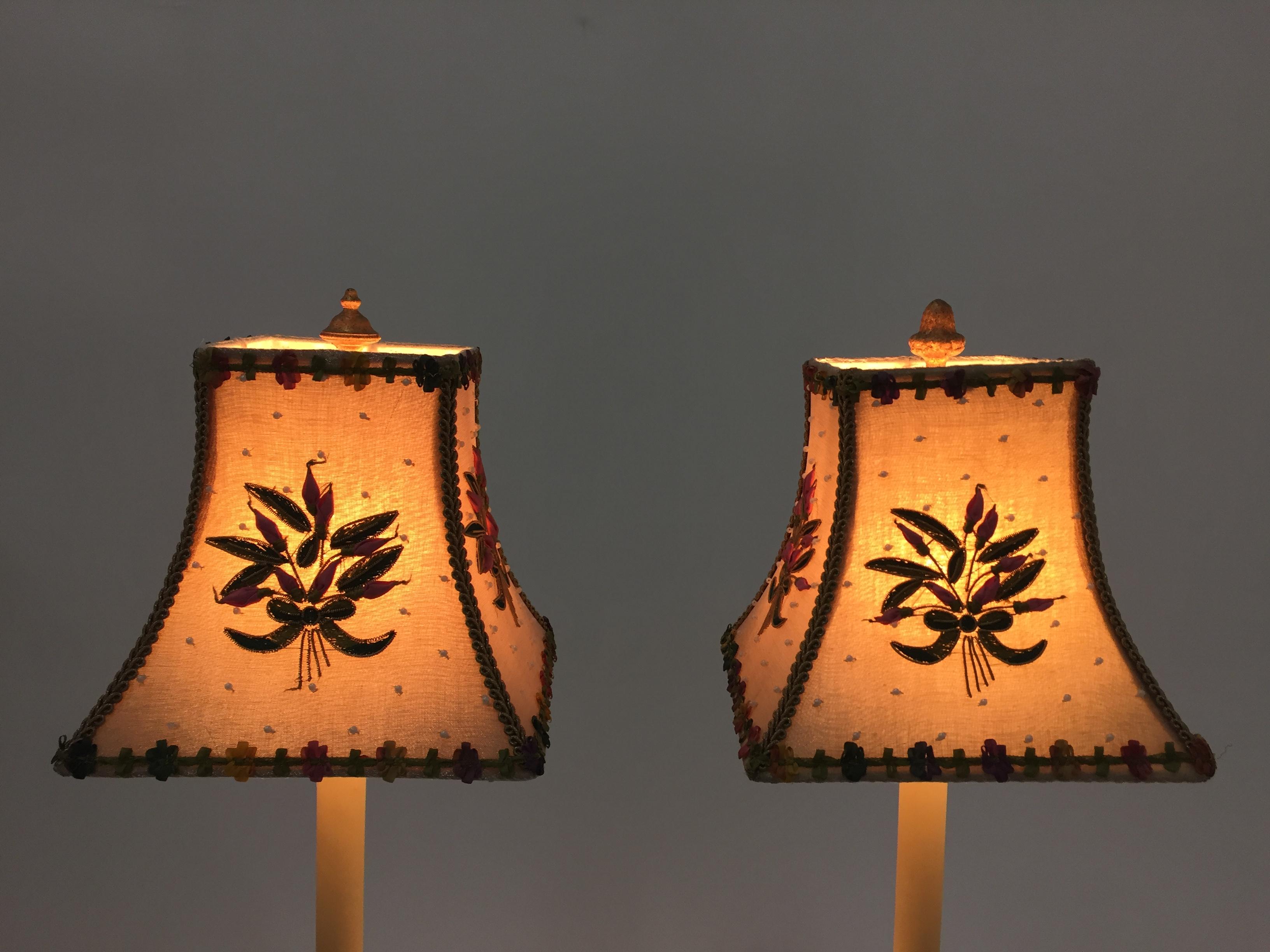 Américain Très beau lampadaire à deux bras en métal doré avec abat-jours brodés à la main en vente