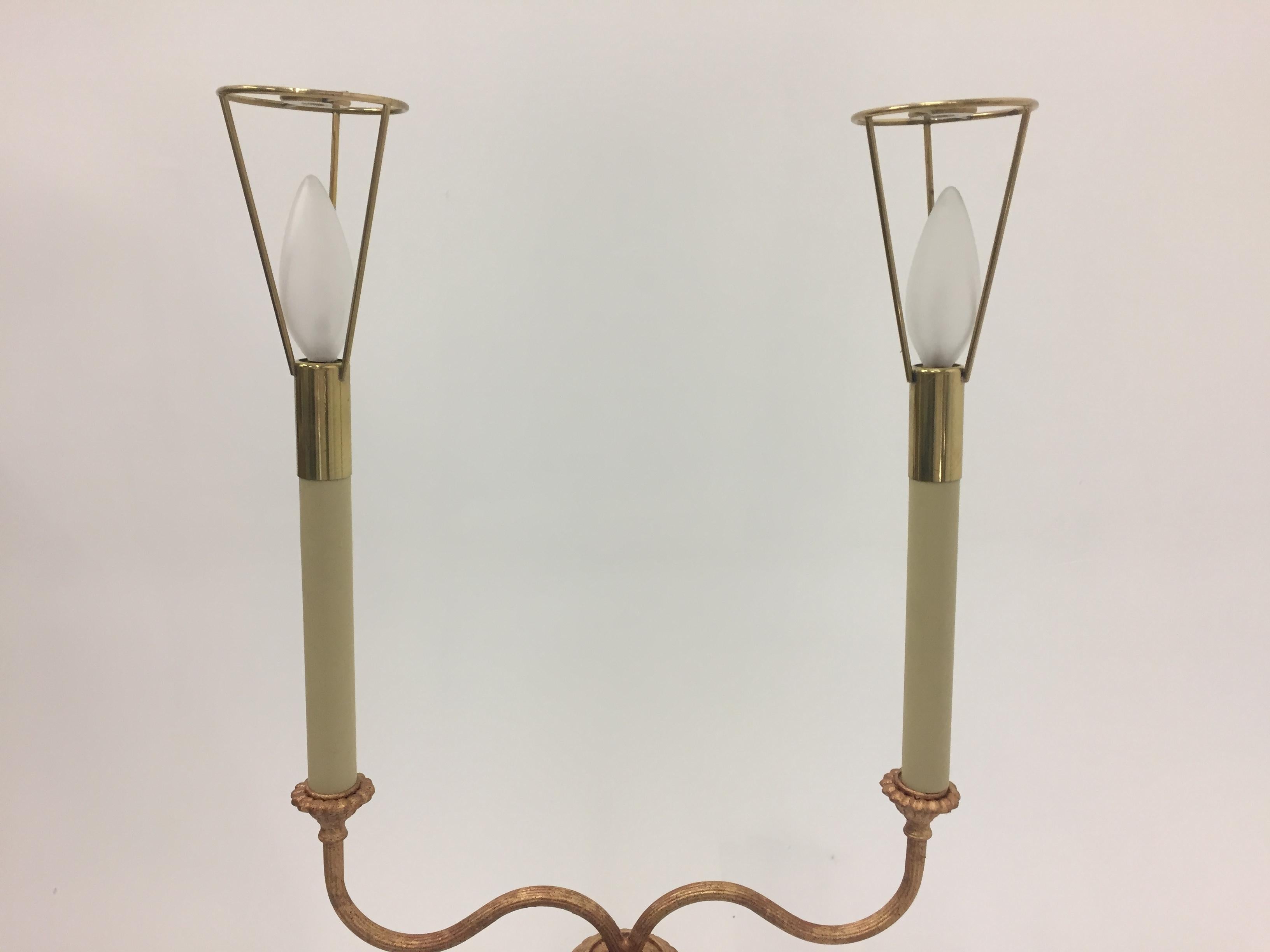 Très beau lampadaire à deux bras en métal doré avec abat-jours brodés à la main en vente 2