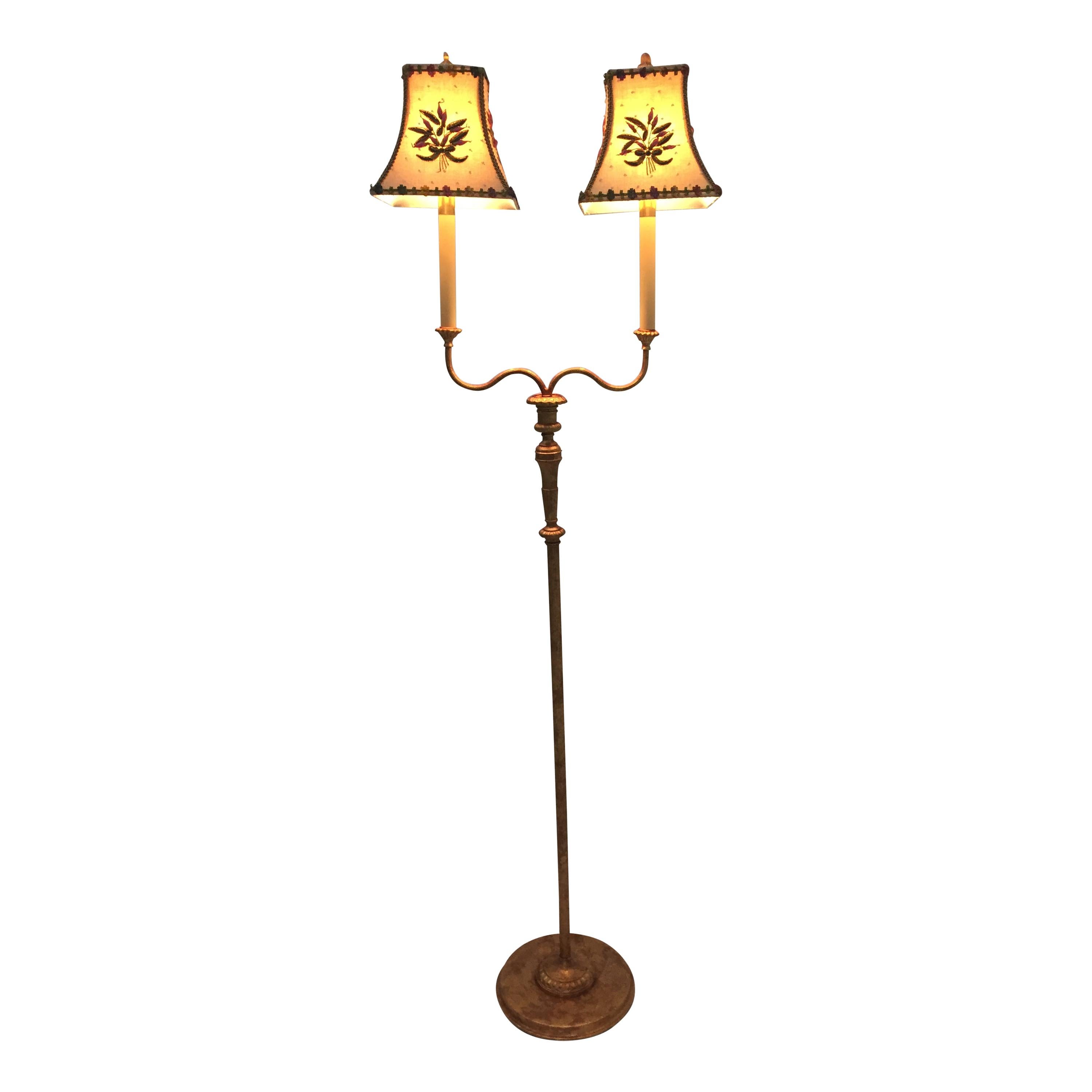 Très beau lampadaire à deux bras en métal doré avec abat-jours brodés à la main