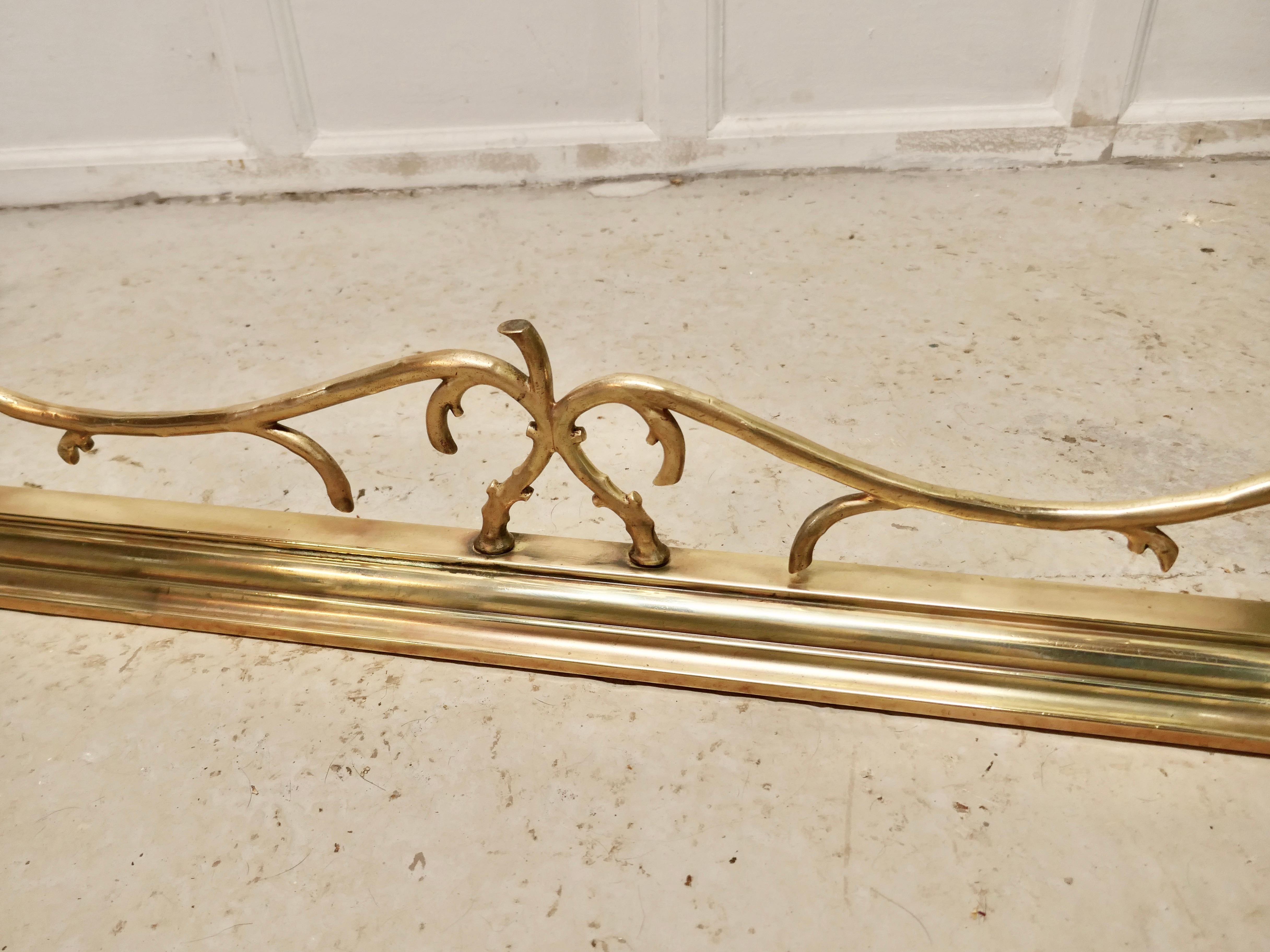 Very Pretty Victorian Art Nouveau Brass Fender In Good Condition For Sale In Chillerton, Isle of Wight