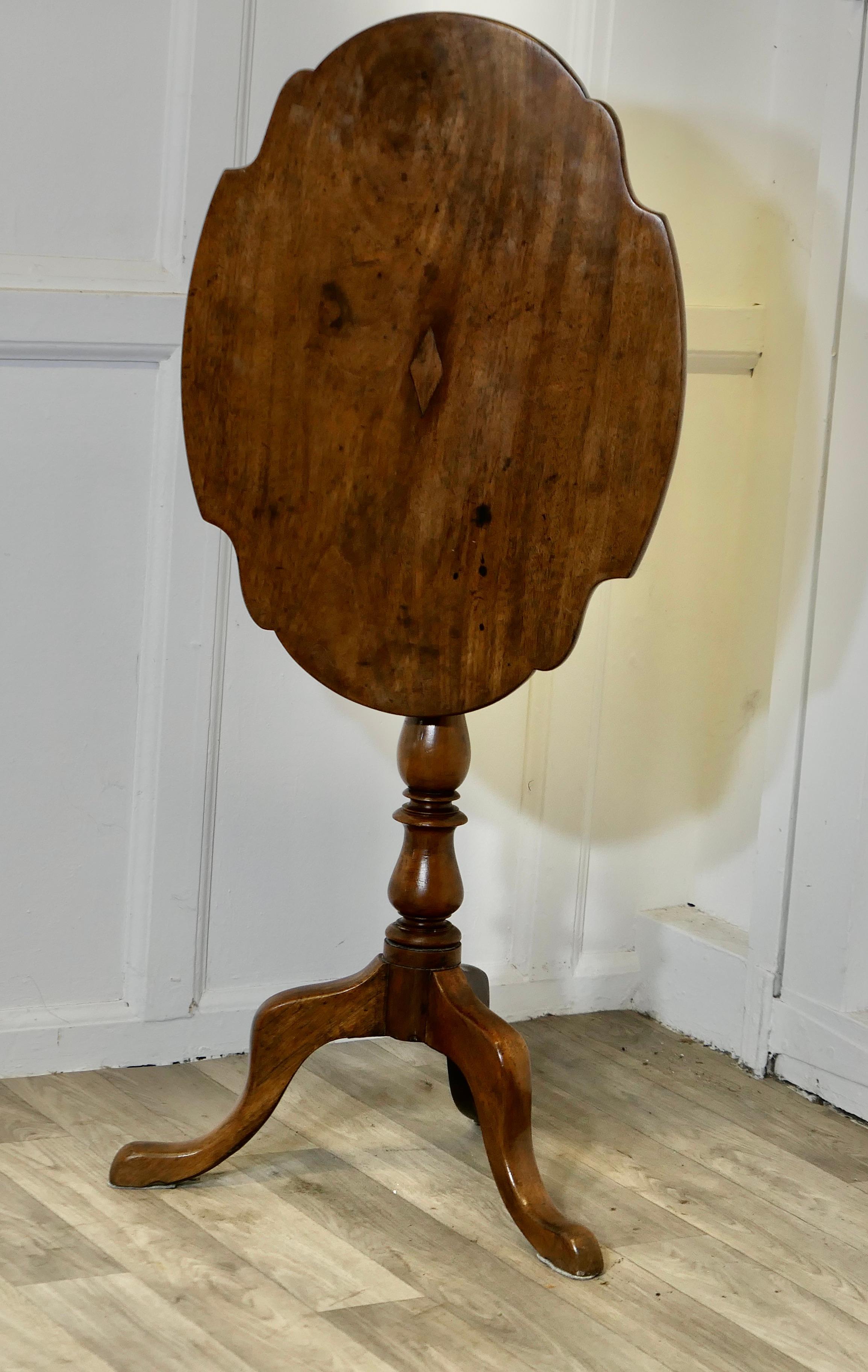 Très jolie table à vin ou table d'appoint à plateau basculant victorienne en vente 4