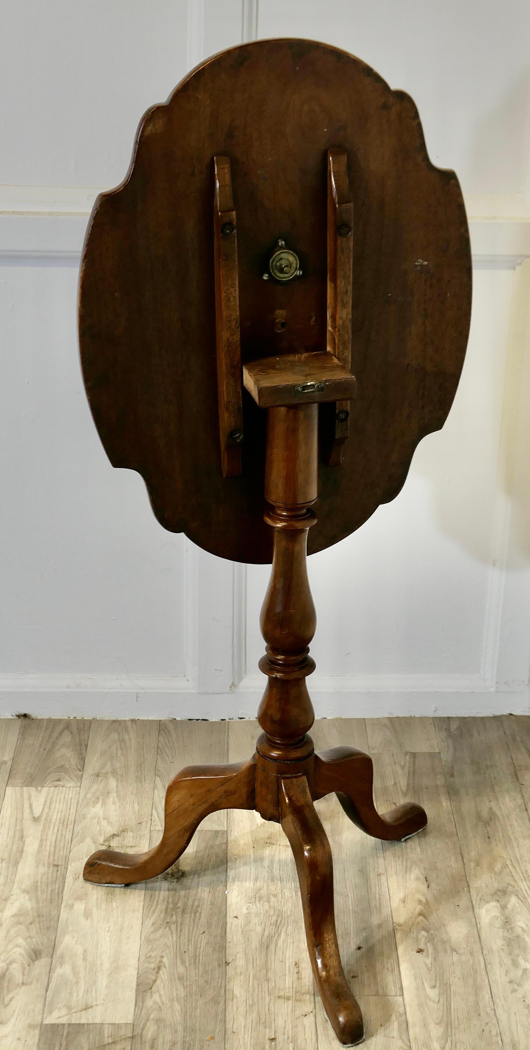 Très jolie table à vin ou table d'appoint à plateau basculant victorienne en vente 5