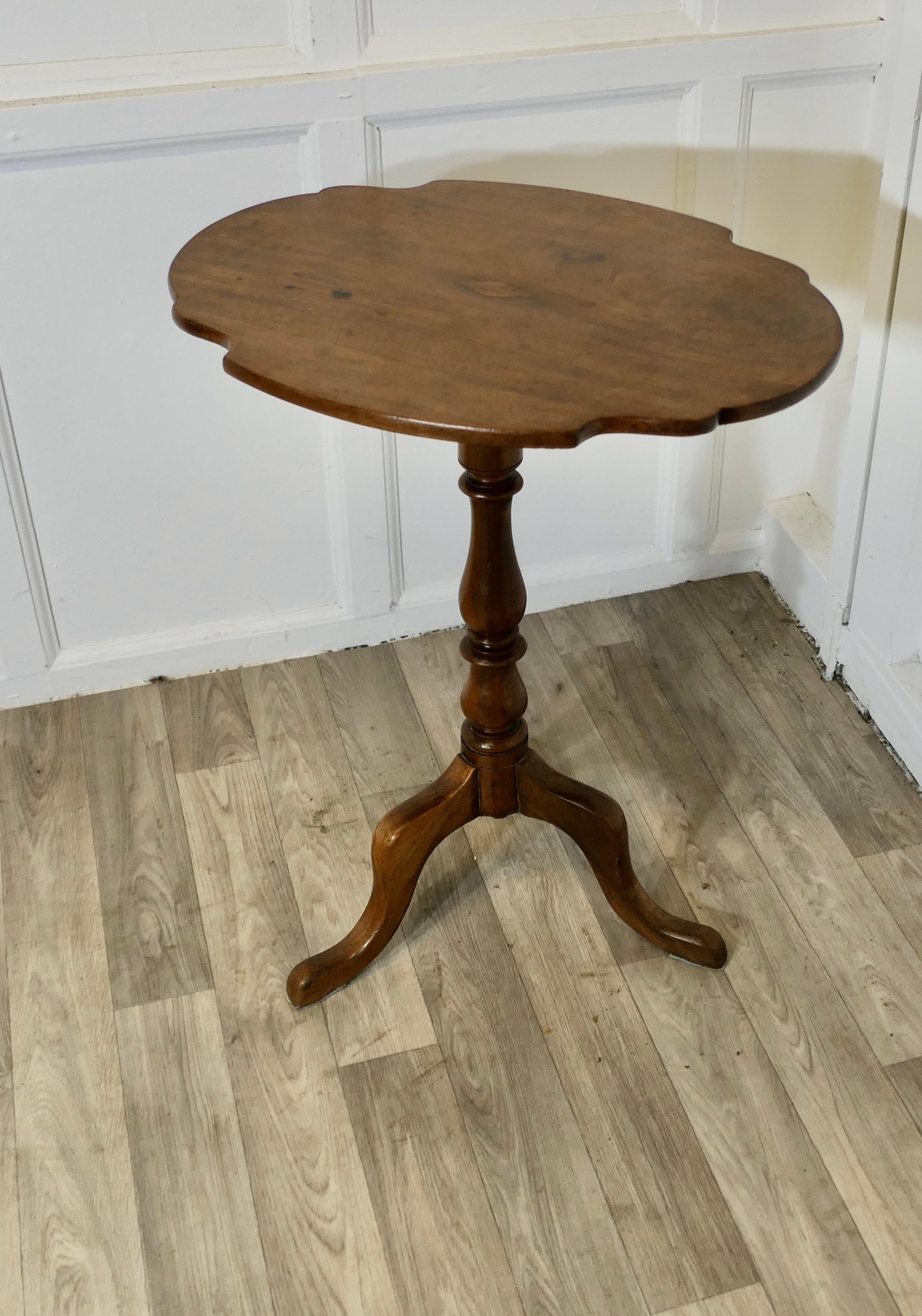 Victorien Très jolie table à vin ou table d'appoint à plateau basculant victorienne en vente