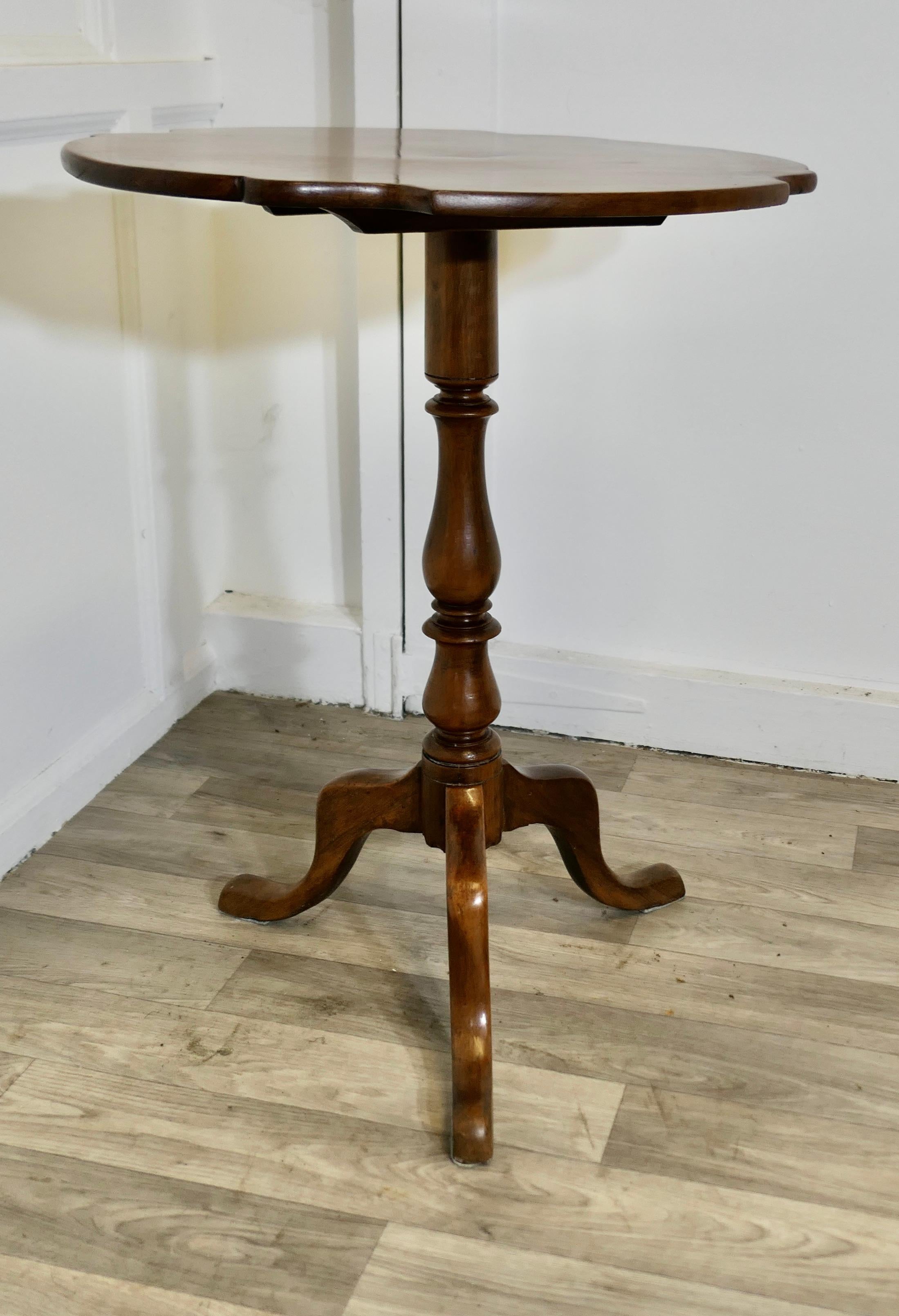 Très jolie table à vin ou table d'appoint à plateau basculant victorienne Bon état - En vente à Godshill, Isle of Wight