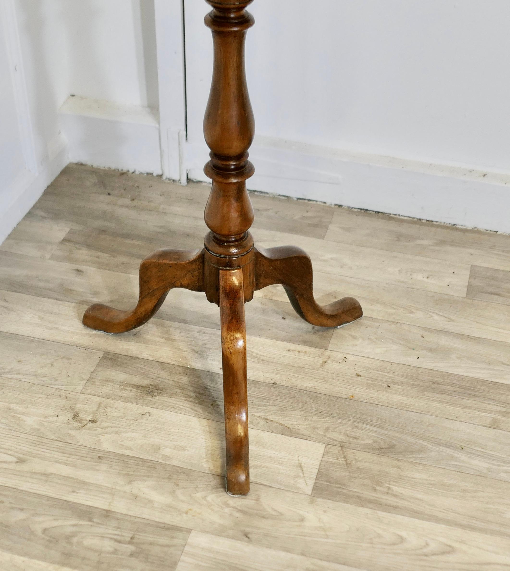 XIXe siècle Très jolie table à vin ou table d'appoint à plateau basculant victorienne en vente
